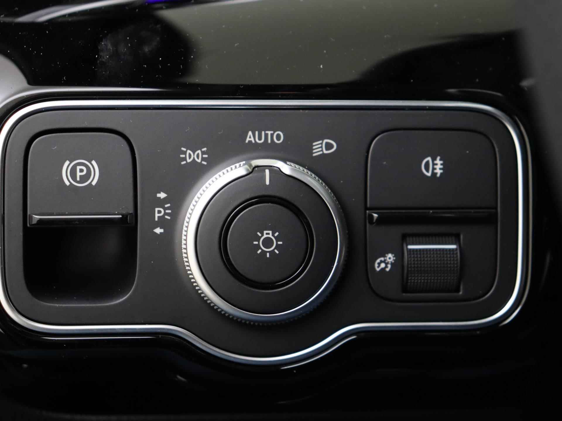 Mercedes-Benz A-klasse 180 AMG Line, stoelverwarming, achteruitrij camera, memory stoelen, panodak, night pakket. - 26/34