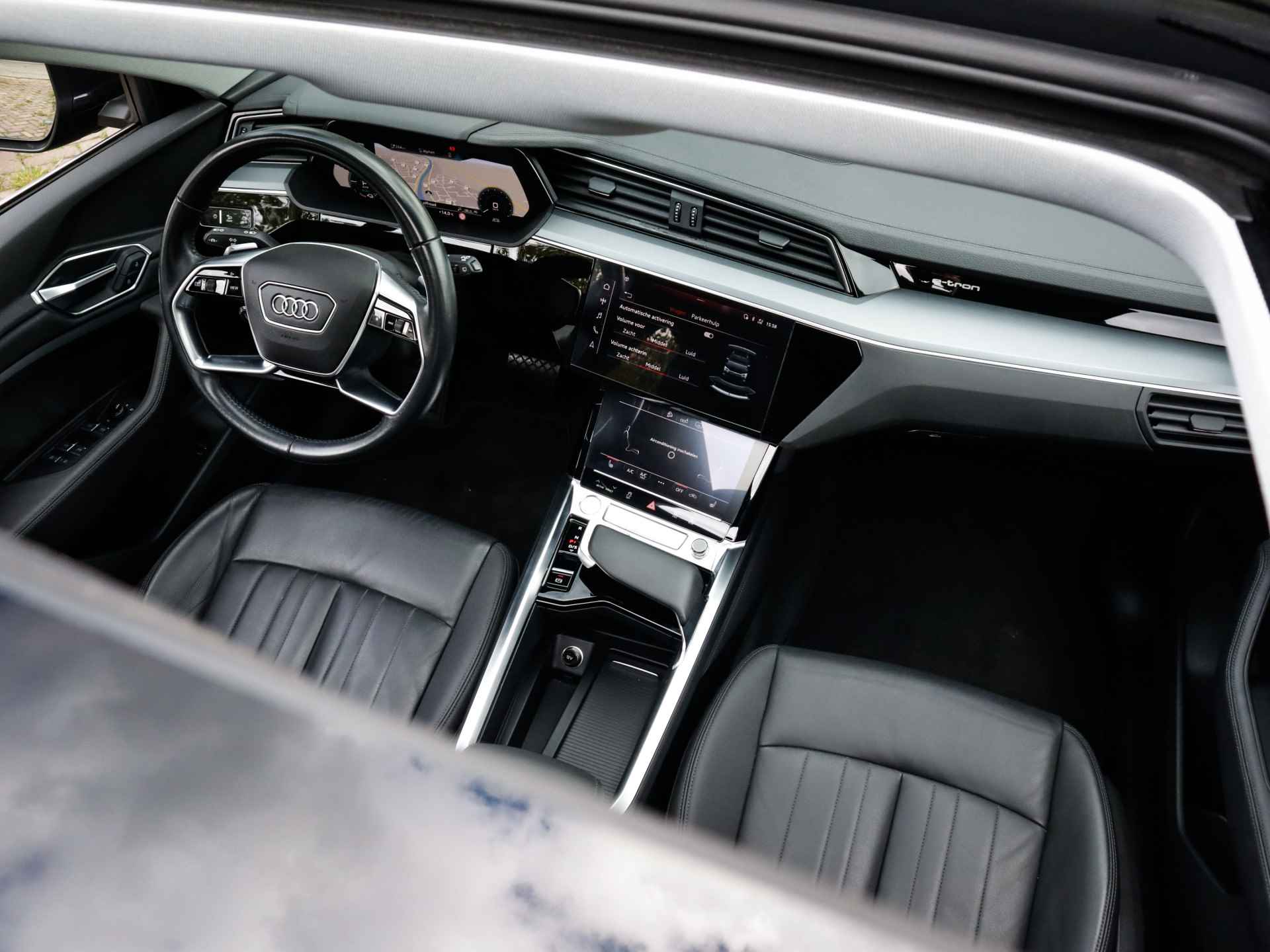 Audi e-tron e-tron 50 quattro Launch edition plus 71 kWh (313 PK) 1e-Eig, Audi-Dealer-Onderh, 12-Mnd-BOVAG, NL-Auto, Leer, Panoramadak, Adaptive-Cruisecontrol, Parkeersensoren-V+A, Bluetooth, Stoelverwarming, Licht-Zicht-Pakket, Lm-Velgen-20Inch, Privacy-Glas - 3/56