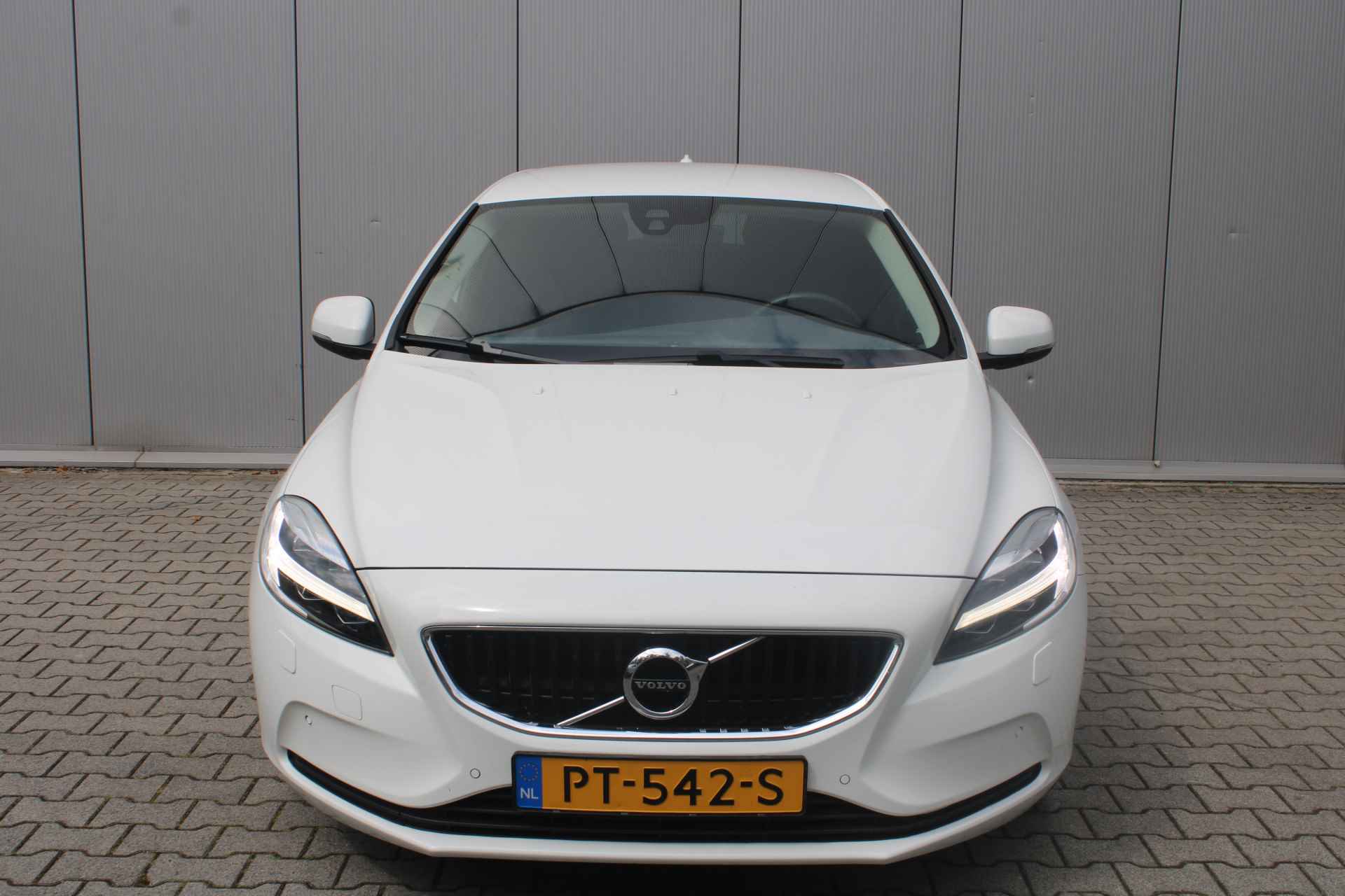 Volvo V40 2.0 D3 Nordic+ - 8/35