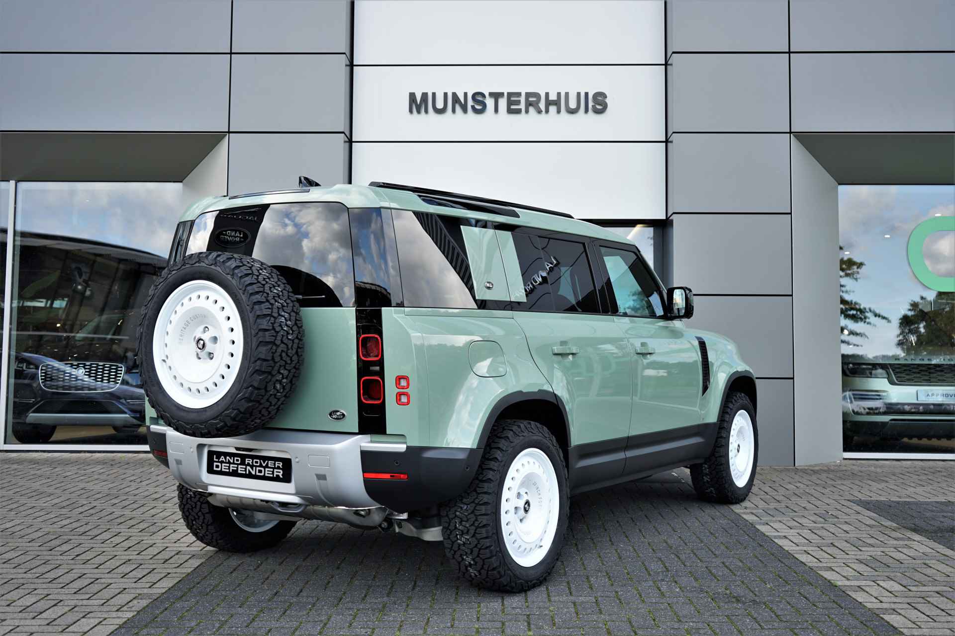 Land Rover Defender 2.0 P400e 110 75 Edition AWD | Limited Edition | 20" Heritage Customs wielen | Demo | - 2/43