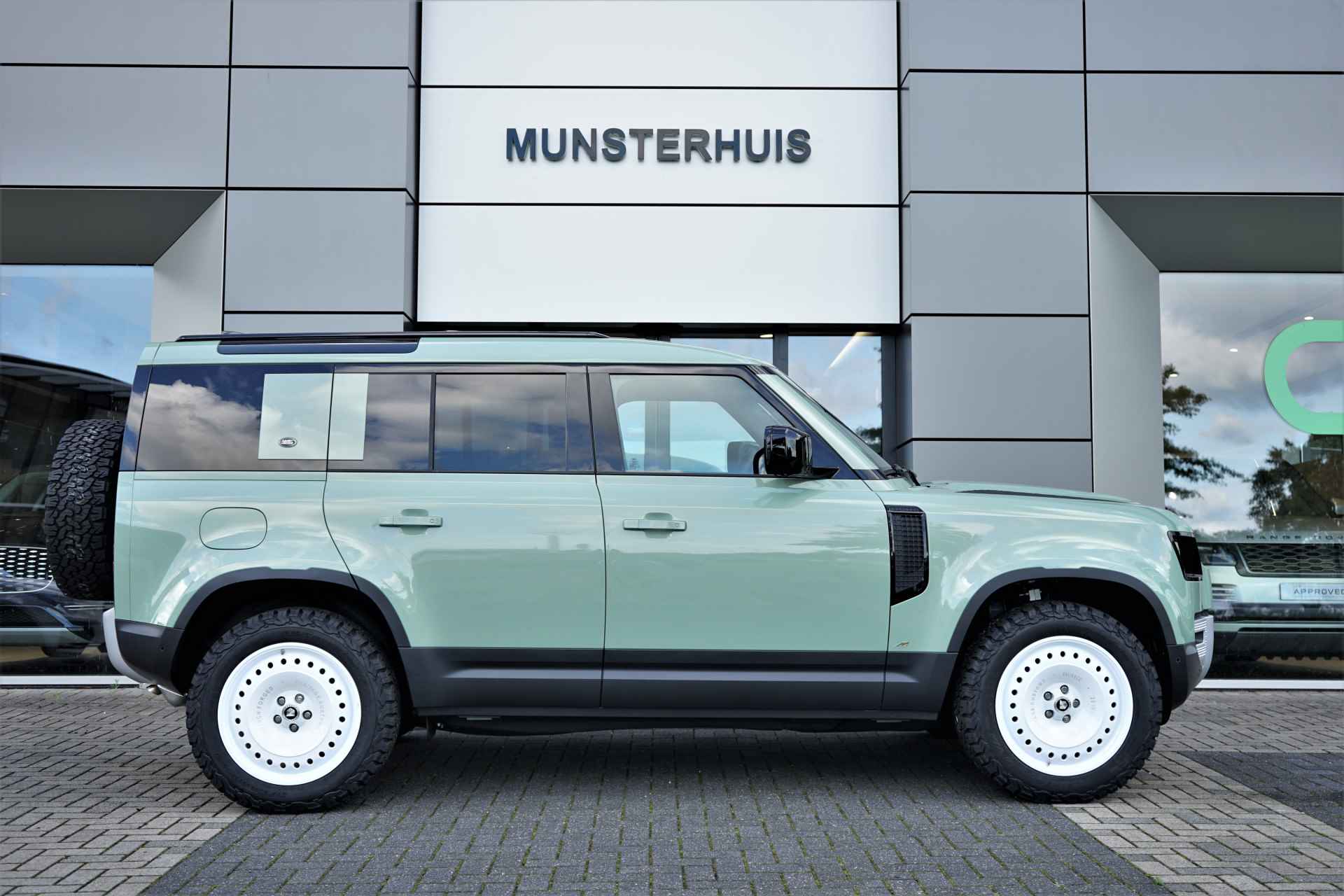 Land Rover Defender 2.0 P400e 110 75 Edition AWD | Limited Edition | 20" Heritage Customs wielen | Demo | - 13/43