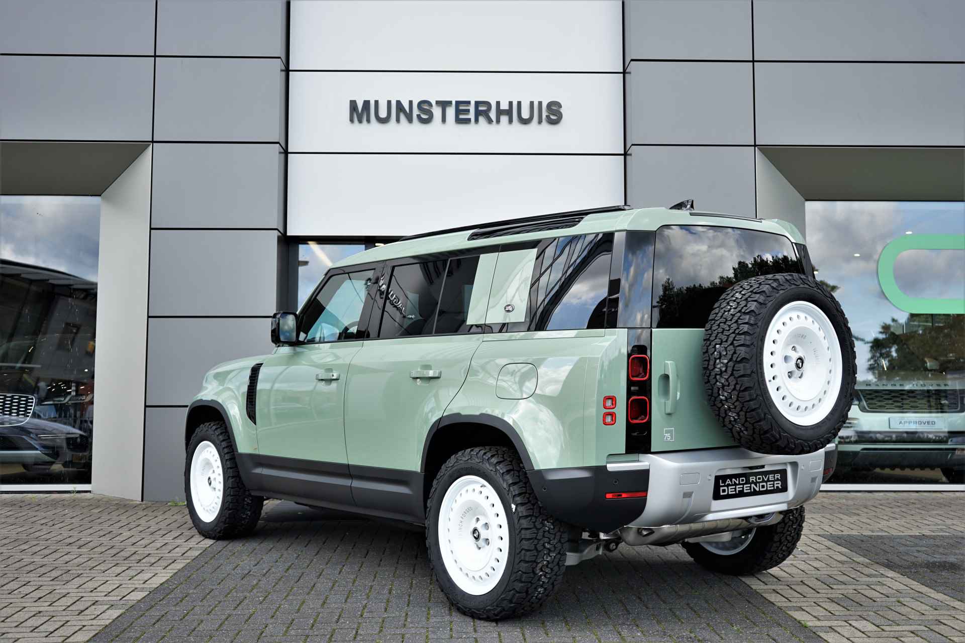 Land Rover Defender 2.0 P400e 110 75 Edition AWD | Limited Edition | 20" Heritage Customs wielen | Demo | - 15/43