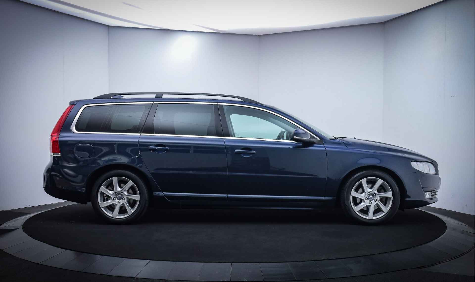 Volvo V70 1.6 D2 Momentum LEDER/NAVI/CLIMA/STOELVERW./AFN TREKHAAK/BLUETOOTH/PDC/LMV - 4/26