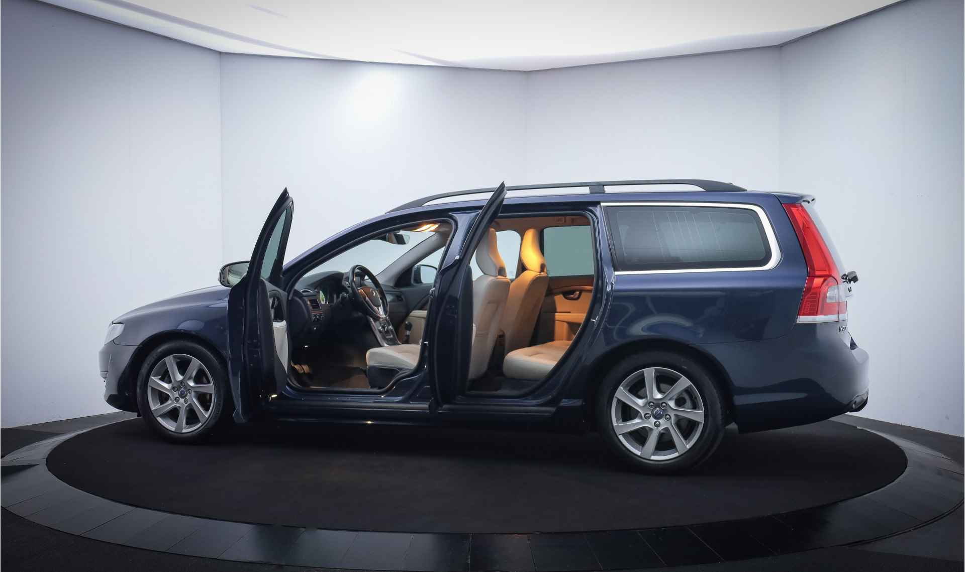 Volvo V70 1.6 D2 Momentum LEDER/NAVI/CLIMA/STOELVERW./AFN TREKHAAK/BLUETOOTH/PDC/LMV - 9/26