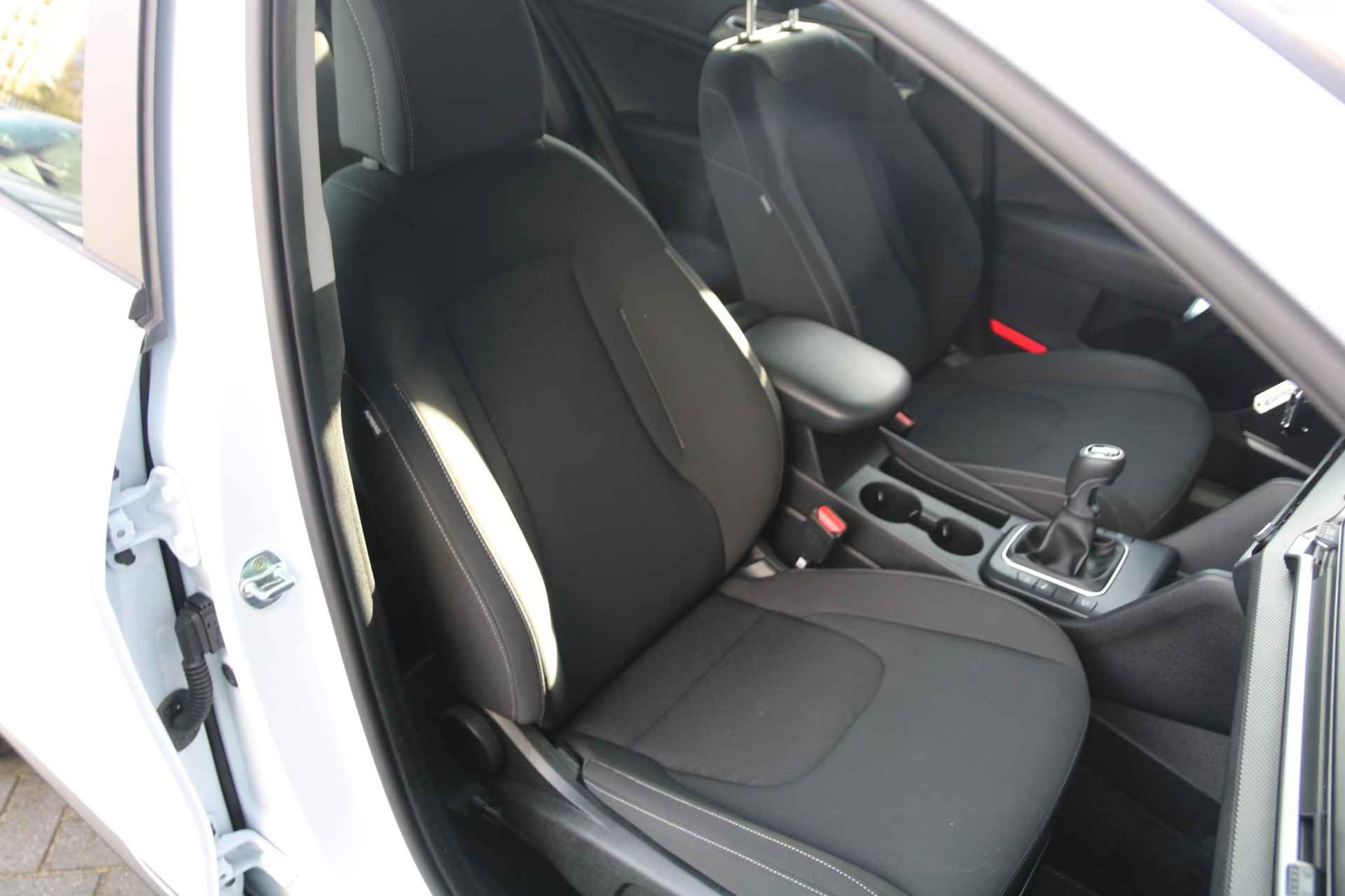 Kia Sportage 1.6 T-GDi MHEV DynamicLine | Airco | Camera | Stuurverwarming | Stoelverwarming | LM Velgen | Parkeersensor voor en achter | Cruise Control | Android auto / Apple Carplay | - 14/27