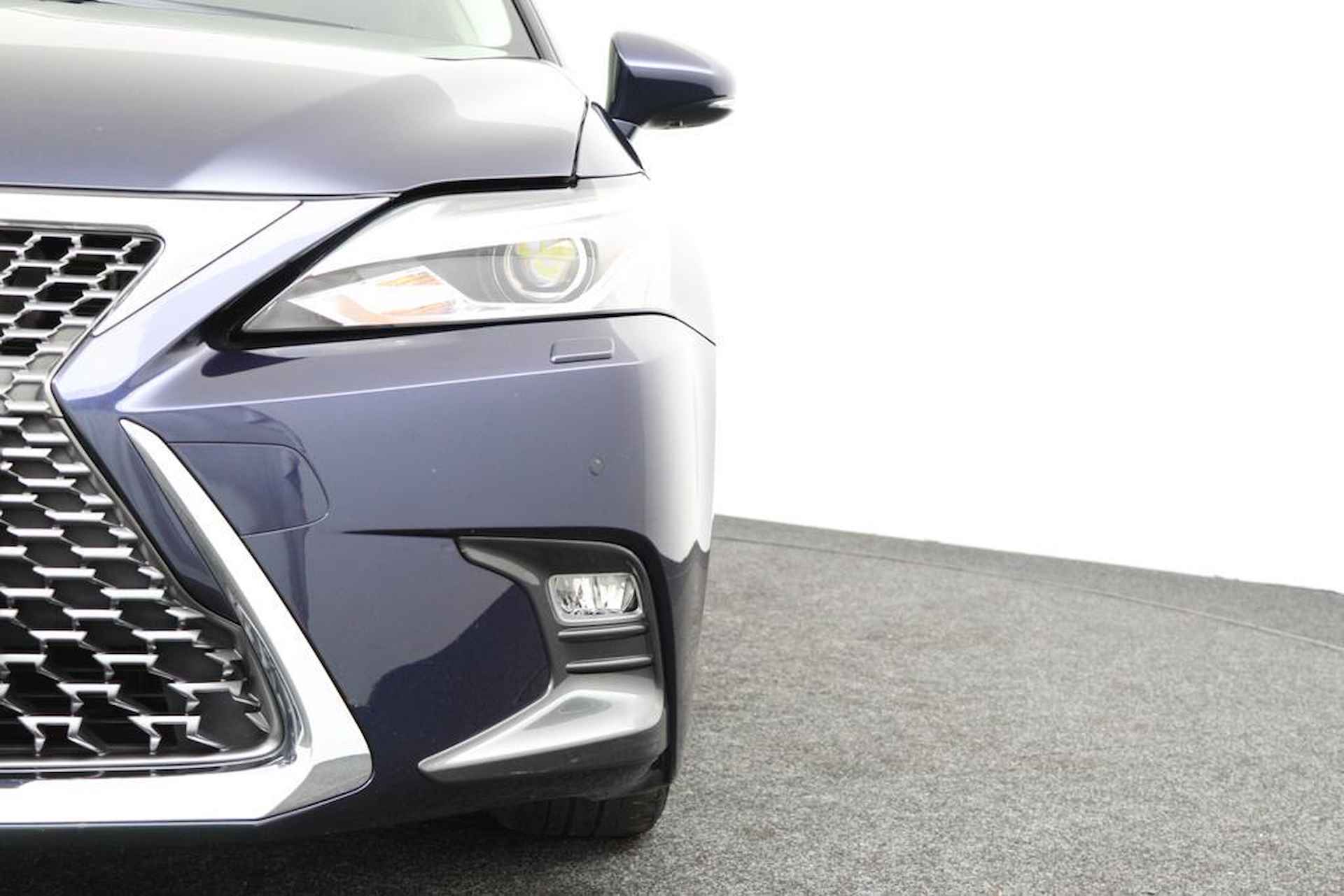 Lexus CT 200h Ultimate Edition | Adaptive Cruise Control | Lane Assist | Premium navigatie | Parkeersensoren voor & achter - 36/44