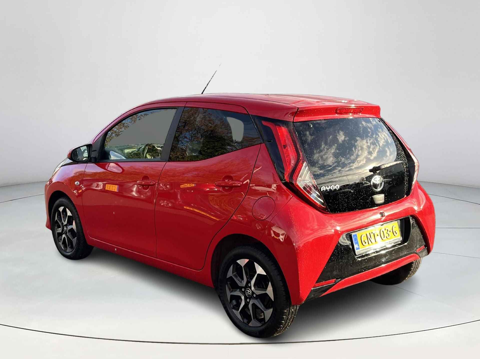 Toyota Aygo 1.0 VVT-i x-play | Navigatie | Apple CarPlay/Android auto | Achteruitrijcamera - 4/28