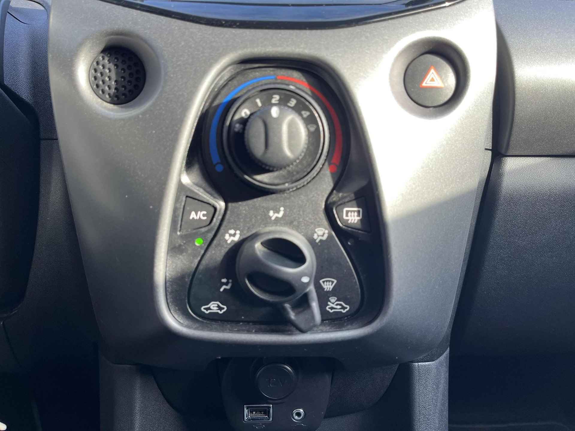 Toyota Aygo 1.0 VVT-i x-play | Navigatie | Apple CarPlay/Android auto | Achteruitrijcamera - 20/28