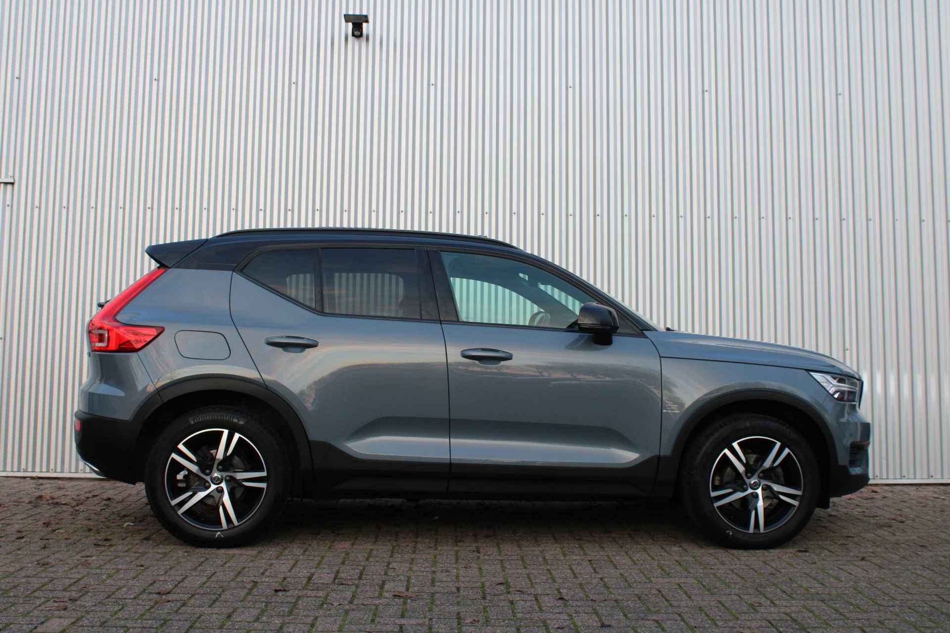 Volvo XC40 1.5 T3 R-Design, Full LED verlichting, Panoramadak, Achteruitrijcamera, Apple Carplay/Android Carplay, Stoelverwarming voorzijde, Stuurwielverwarming, Achterbankverwarming, Semi Elektrische Trekhaak, Elektrische bedienbare achterklep - 3/23