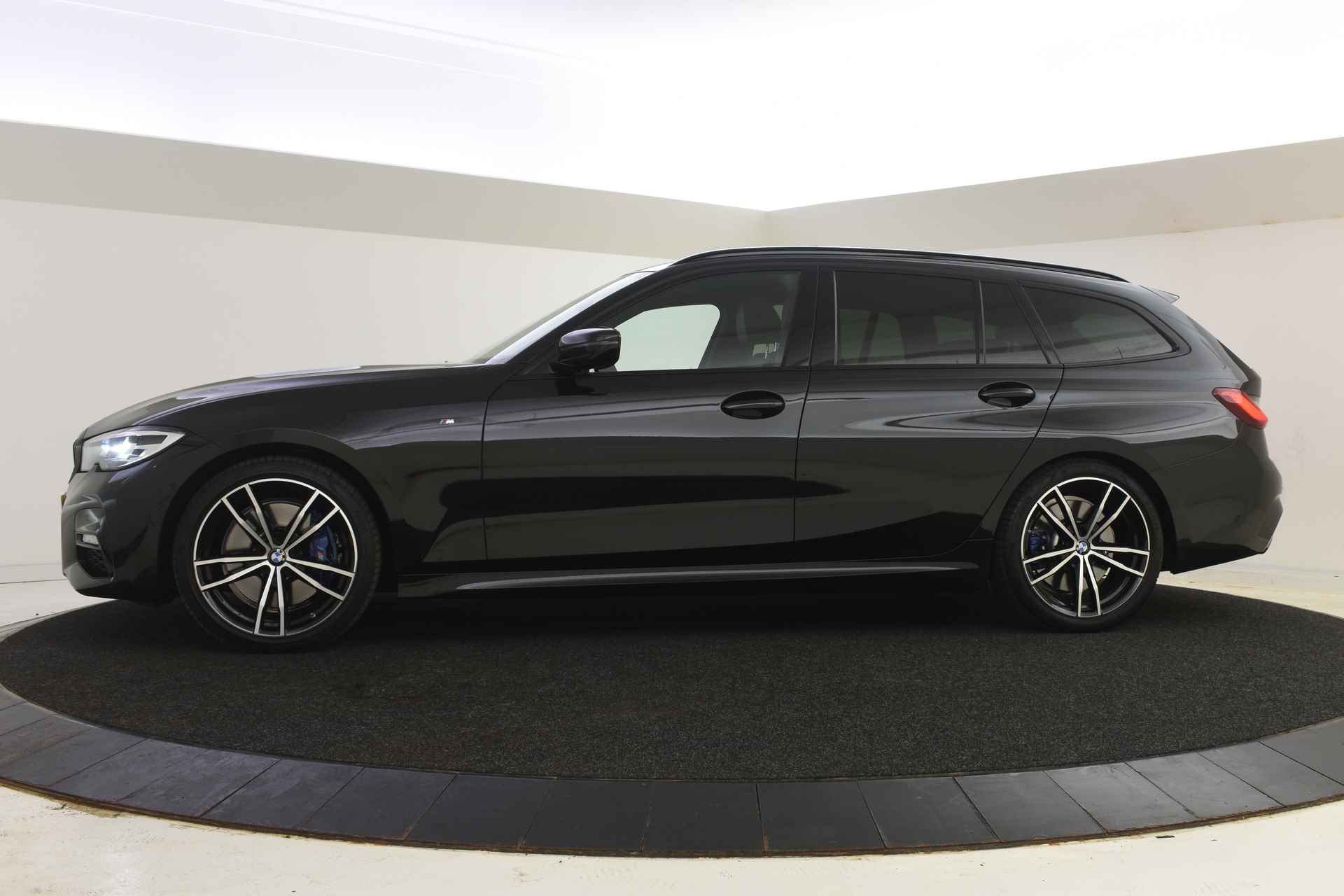 BMW 3 Serie Touring 320i Executive M Sport Automaat / Panoramadak / Sportstoelen / Stoelverwarming / Parking Assistant / Head-Up / Live Cockpit Professional / Active Cruise Control - 4/37