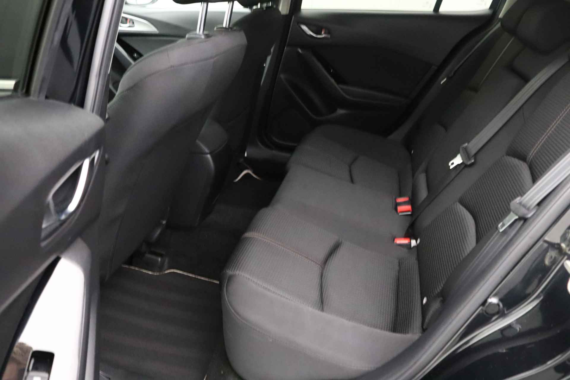 Mazda 3 2.0 SkyActiv-G 120 TS+ | Camera | Parkeersensoren | Climate control | Verwarmde stoelen en stuurwiel | LED - 27/30