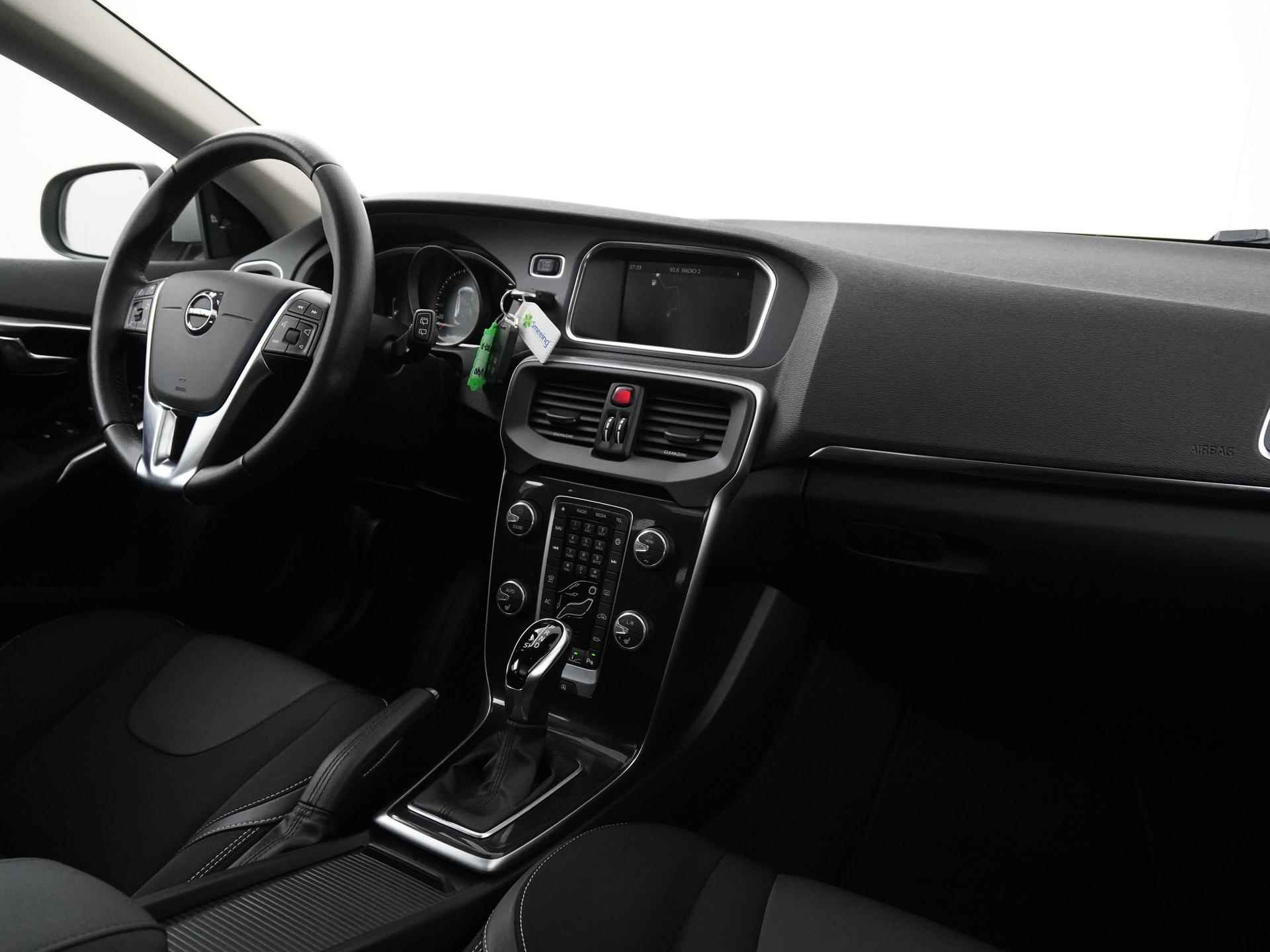 Volvo V40 1.5 T2 Nordic+ | Panoramadak | Navigatie | ACC | Zondag Open! - 2/33