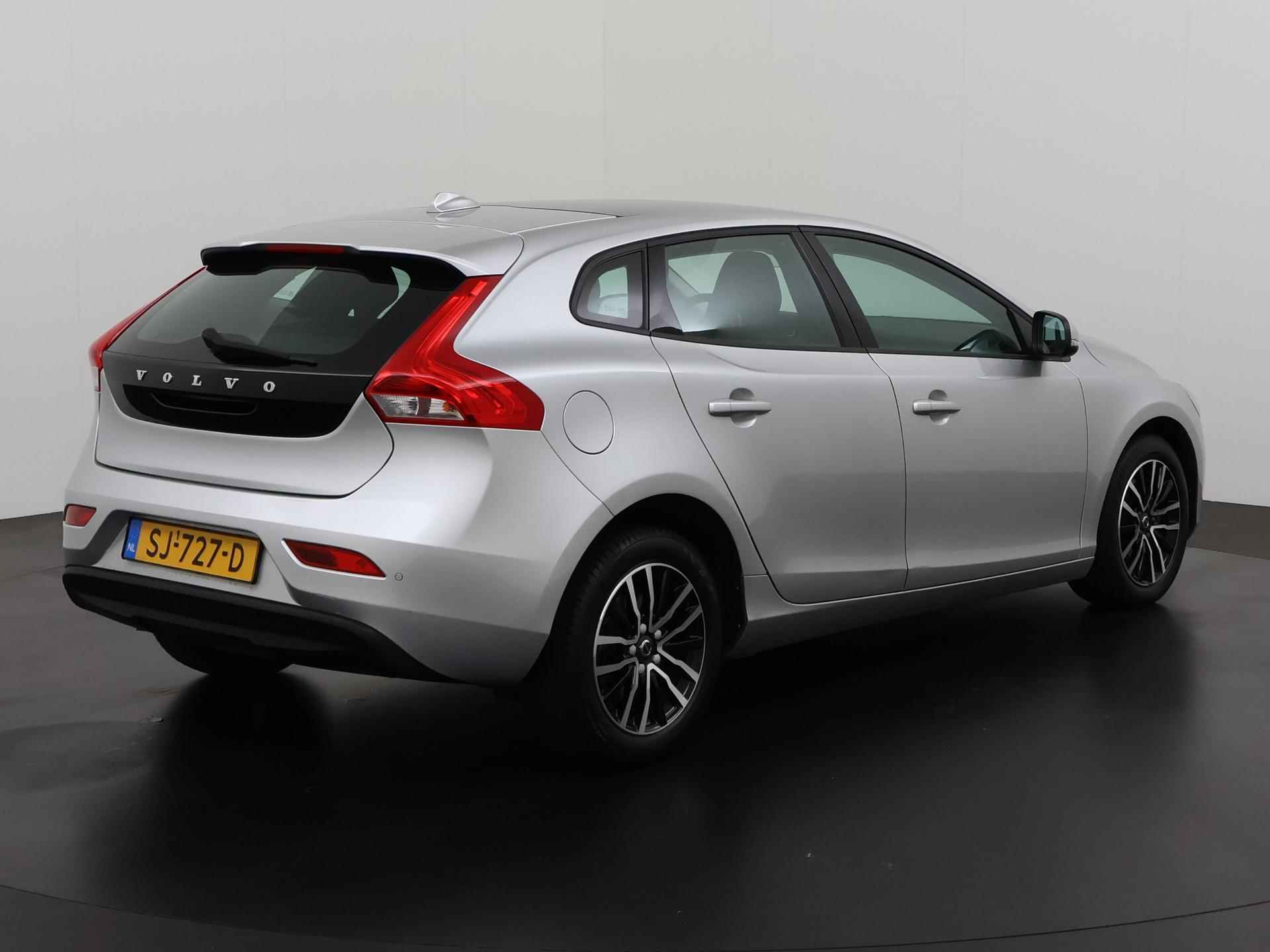 Volvo V40 1.5 T2 Nordic+ | Panoramadak | Navigatie | ACC | Zondag Open! - 4/33