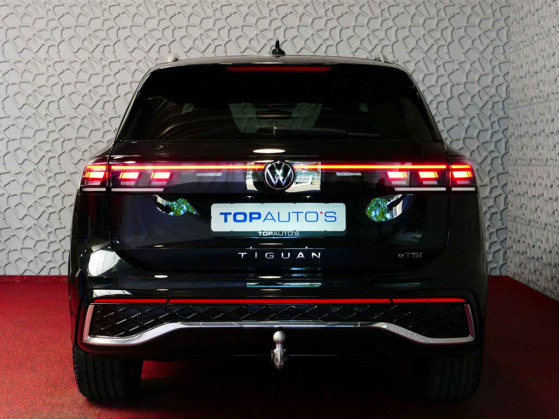 Volkswagen Tiguan 1.5 eTSI R-LINE 3D LED GRILL 19''LMV ERGO.STOEL MASSAGE DESIGN PACK STOEL/STUUR VERW TREKHAAK NIEUWE AUTO! 70 BIJNA NIEUWE VOLKSWAGEN'S UIT VOORRAAD LEVERBAAR - 7/94