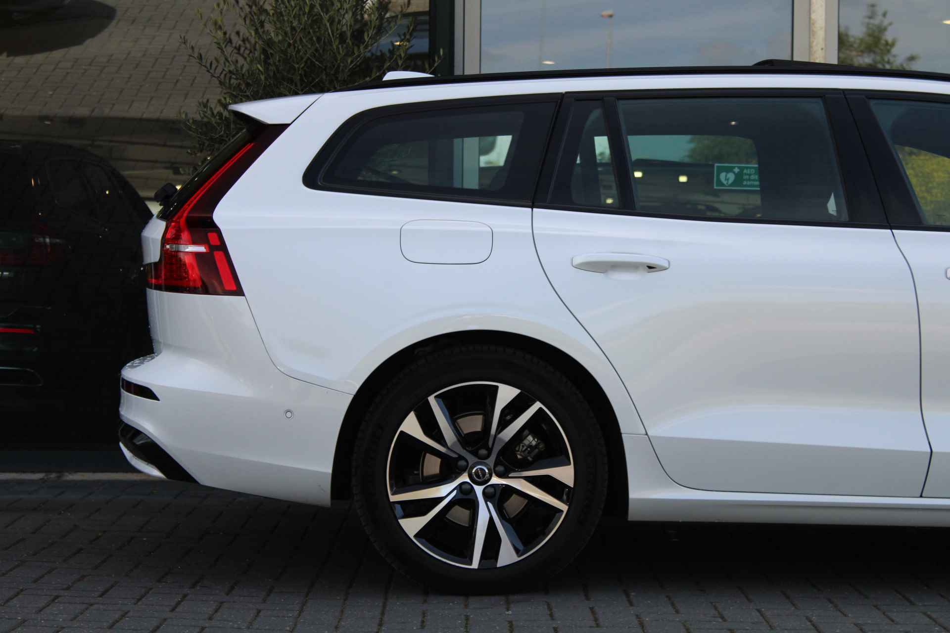 Volvo V60 B4 Plus Dark | Harman/Kardon | Lighting-pack | Panoramadak | Elek. Stoelen | 360° Camera | Adaptive Cruise - 5/43