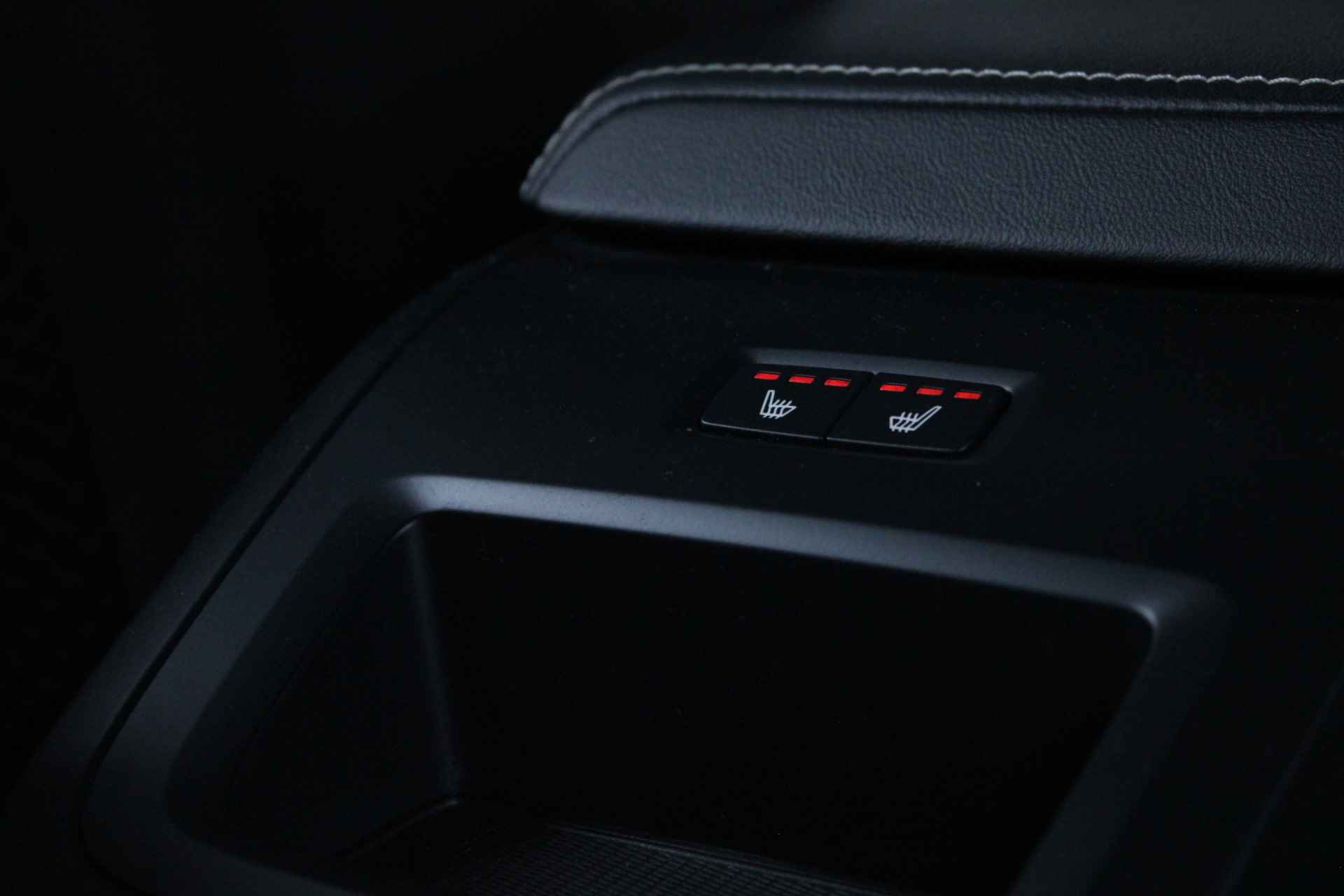 Volvo V60 B4 Plus Dark | Harman/Kardon | Lighting-pack | Panoramadak | Elek. Stoelen | 360° Camera | Adaptive Cruise - 42/43