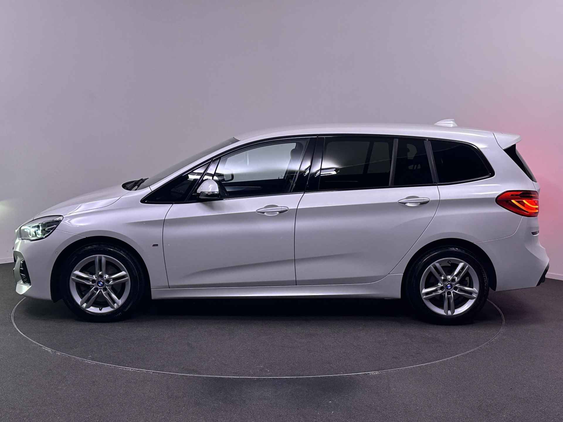 BMW 2 Serie Gran Tourer 218i M Sport 7 Persoons 140pk Dealer O.H | Head Up | Navi Pro | Lederen Sportstoelen Verwarmd | LED Koplampen |  El. Achterklep | Cruise Control | - 3/45