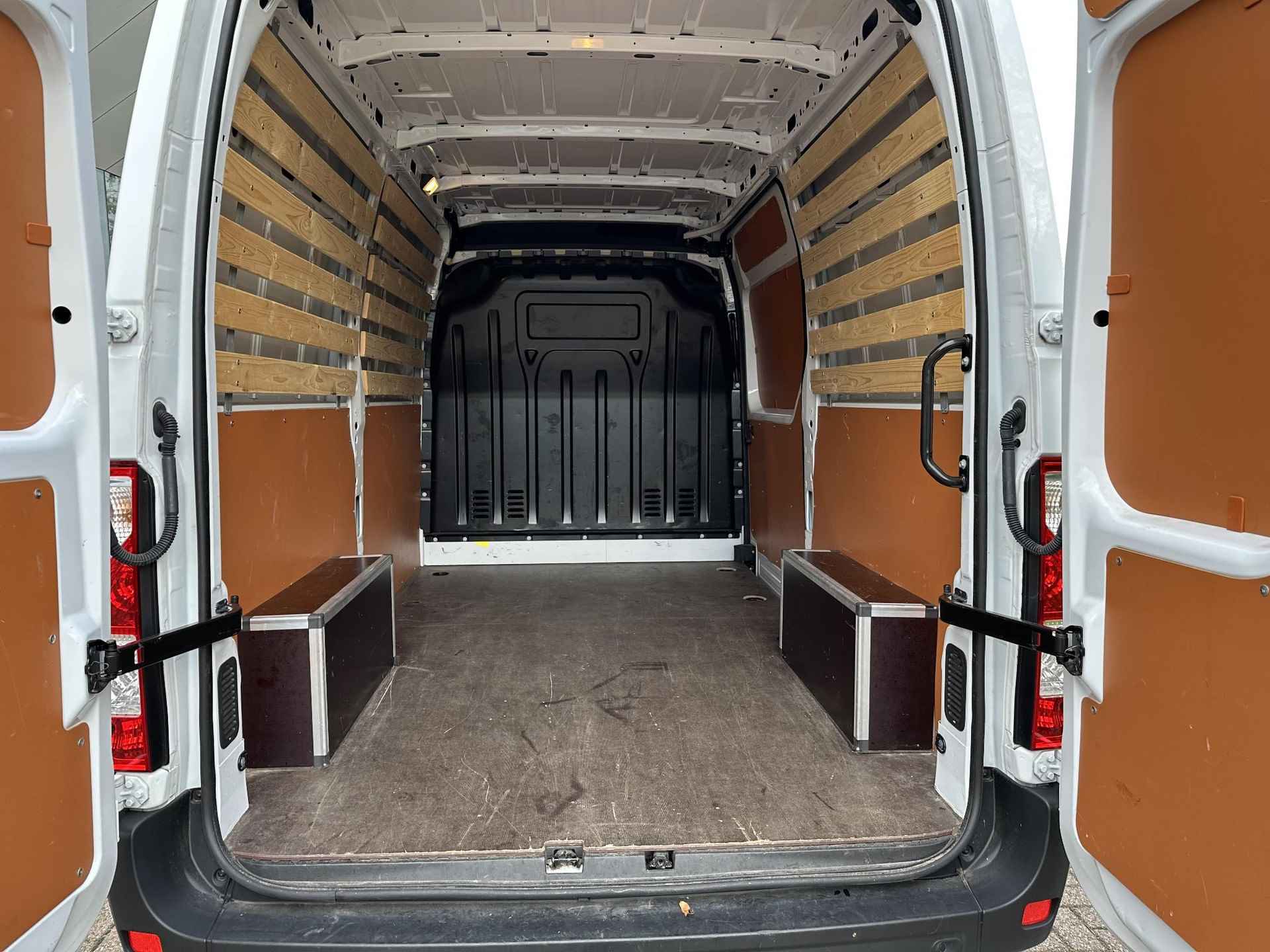 Renault Master T35 2.3 dCi 135 L2H2 Work Edition | NL-auto! | Navi | Airco | Cruise | Trekhaak | PDC + Camera | Bedrijfswageninrichting | Apple Carplay/Android Auto - 12/23