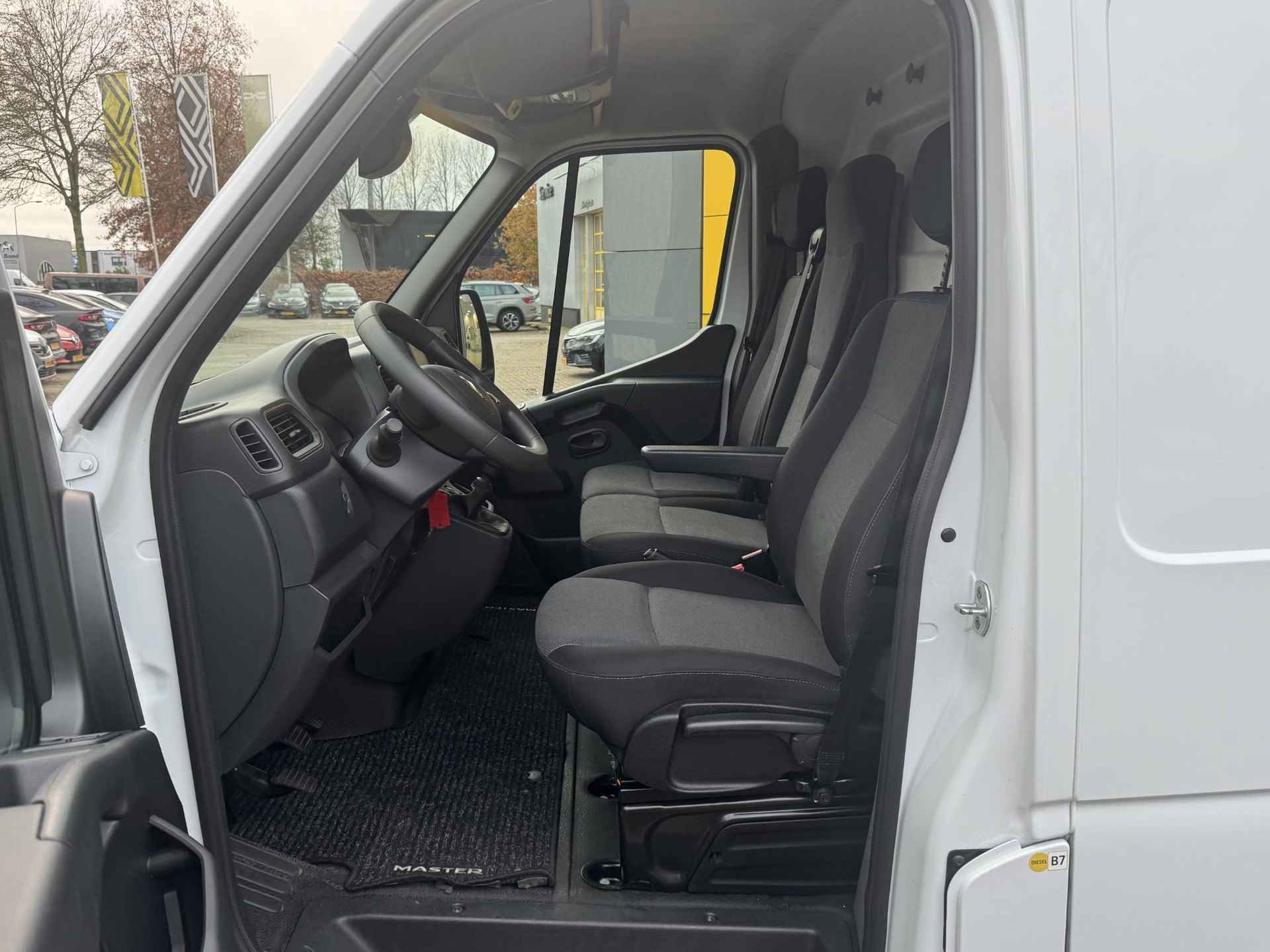 Renault Master T35 2.3 dCi 135 L2H2 Work Edition | NL-auto! | Navi | Airco | Cruise | Trekhaak | PDC + Camera | Bedrijfswageninrichting | Apple Carplay/Android Auto - 12/44