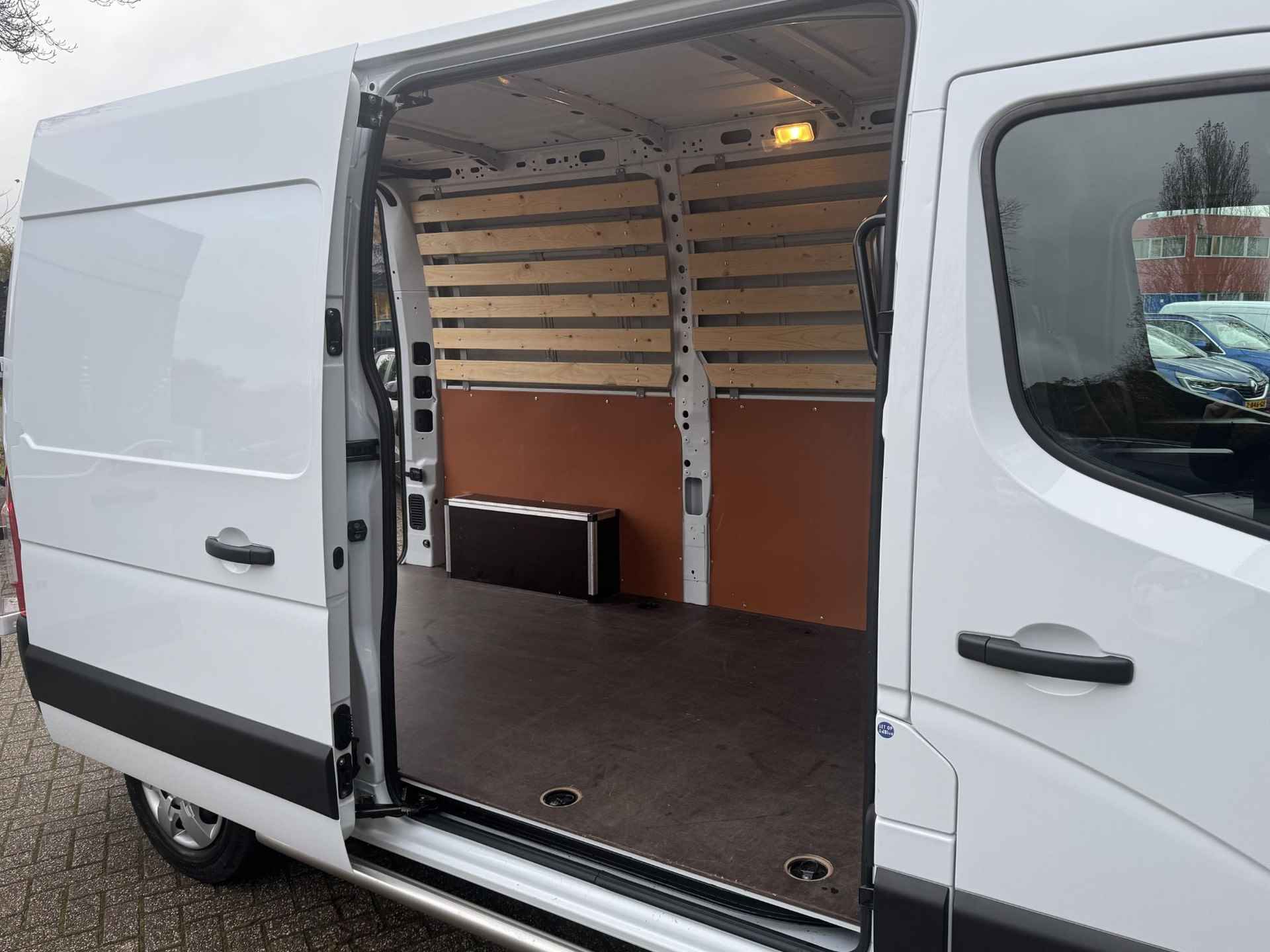 Renault Master T35 2.3 dCi 135 L2H2 Work Edition | NL-auto! | Navi | Airco | Cruise | Trekhaak | PDC + Camera | Bedrijfswageninrichting | Apple Carplay/Android Auto - 21/44