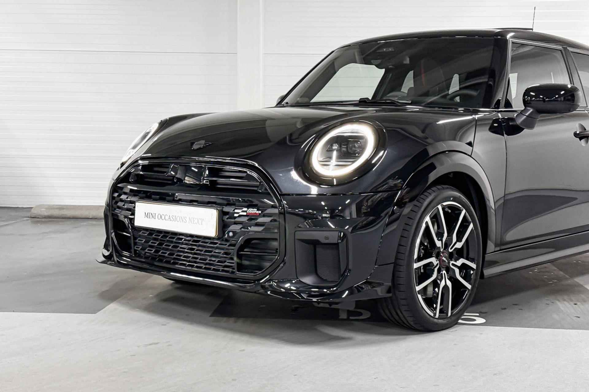 MINI 5-deurs Cooper S |  John Cooper Works Uitvoering | XL Pakket | 18" JCW Lap Spoke two-tone - 18/19