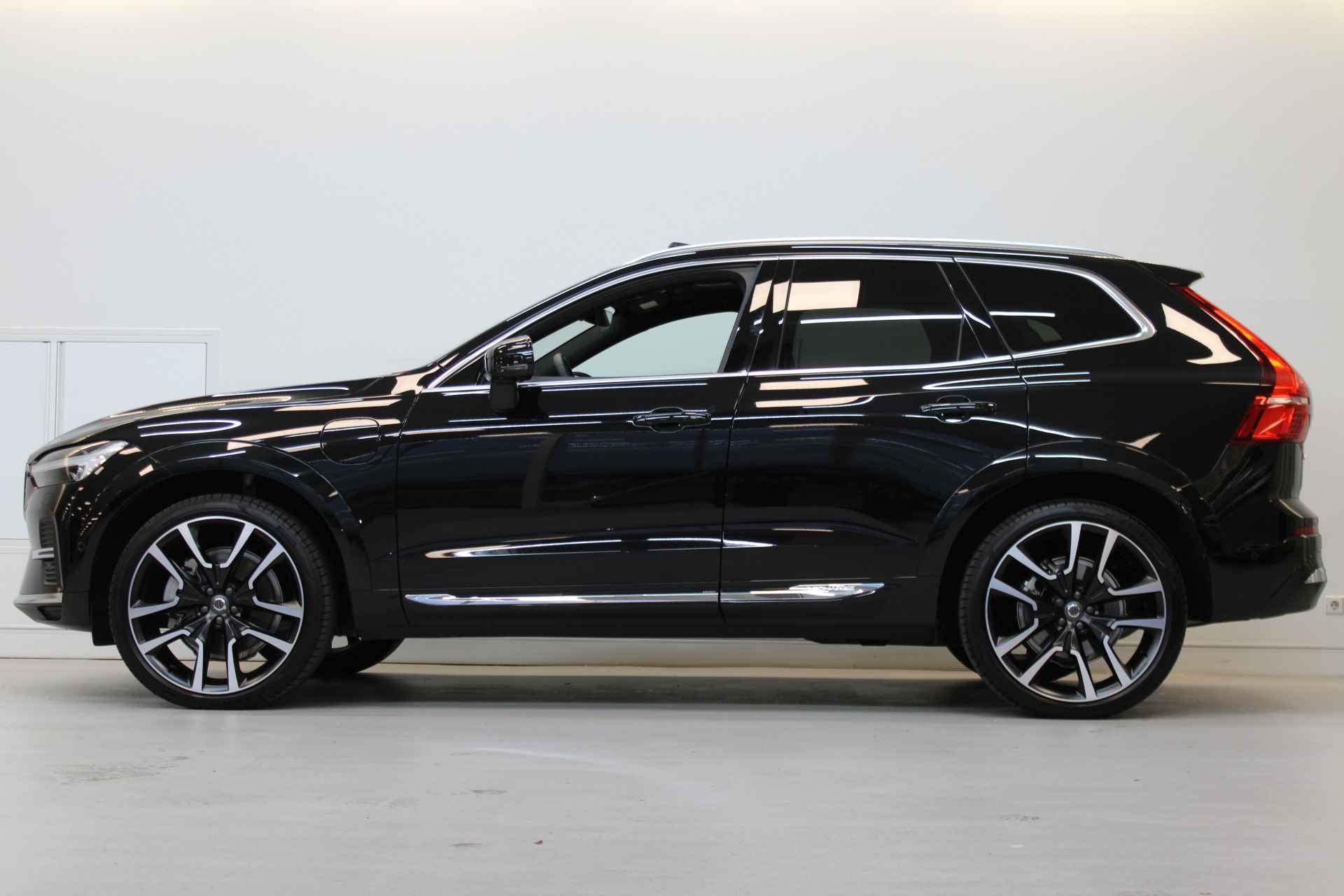 Volvo XC60 T8 455 AWD Ultimate Bright | B&W Audio | Massage | Ventilatie | Trekhaak | 360º view | HUD - 2/65