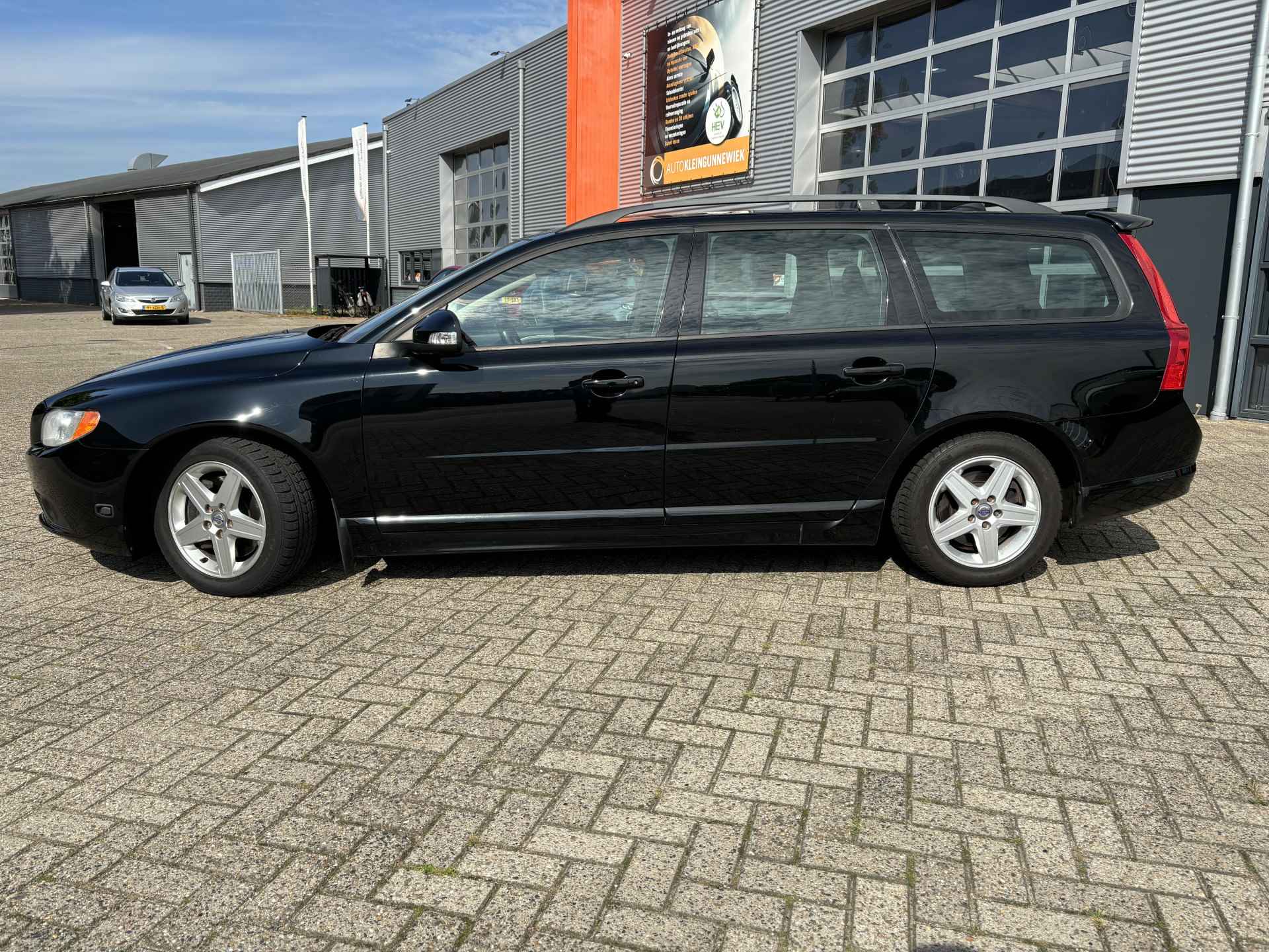 Volvo V70 2.5T Momentum / Youngtimer / 5 Cilinder / Trekhaak / Electr. achterklep / Parkeersensoren achter - 4/23