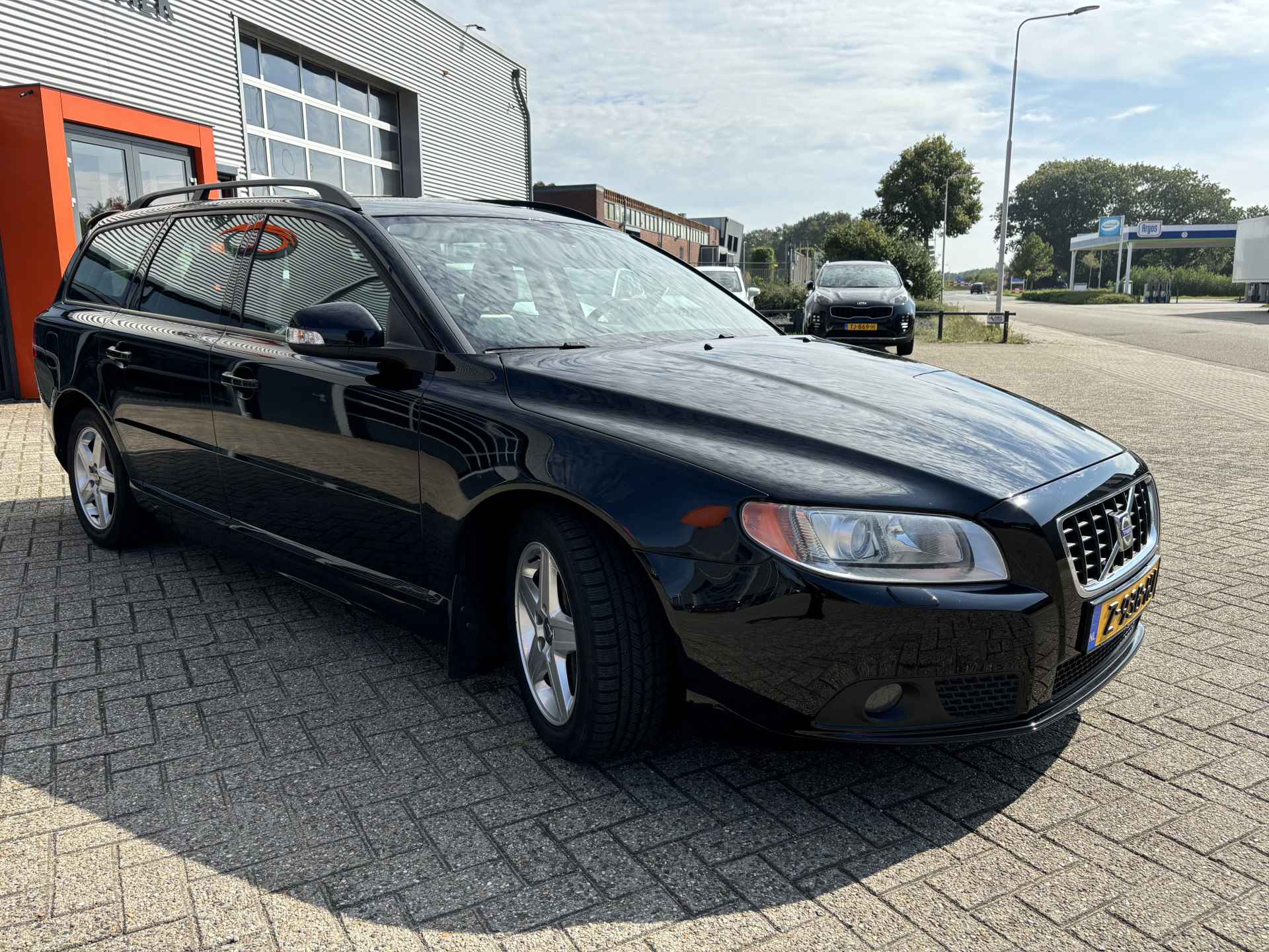 Volvo V70 2.5T Momentum / Youngtimer / 5 Cilinder / Trekhaak / Electr. achterklep / Parkeersensoren achter - 8/23