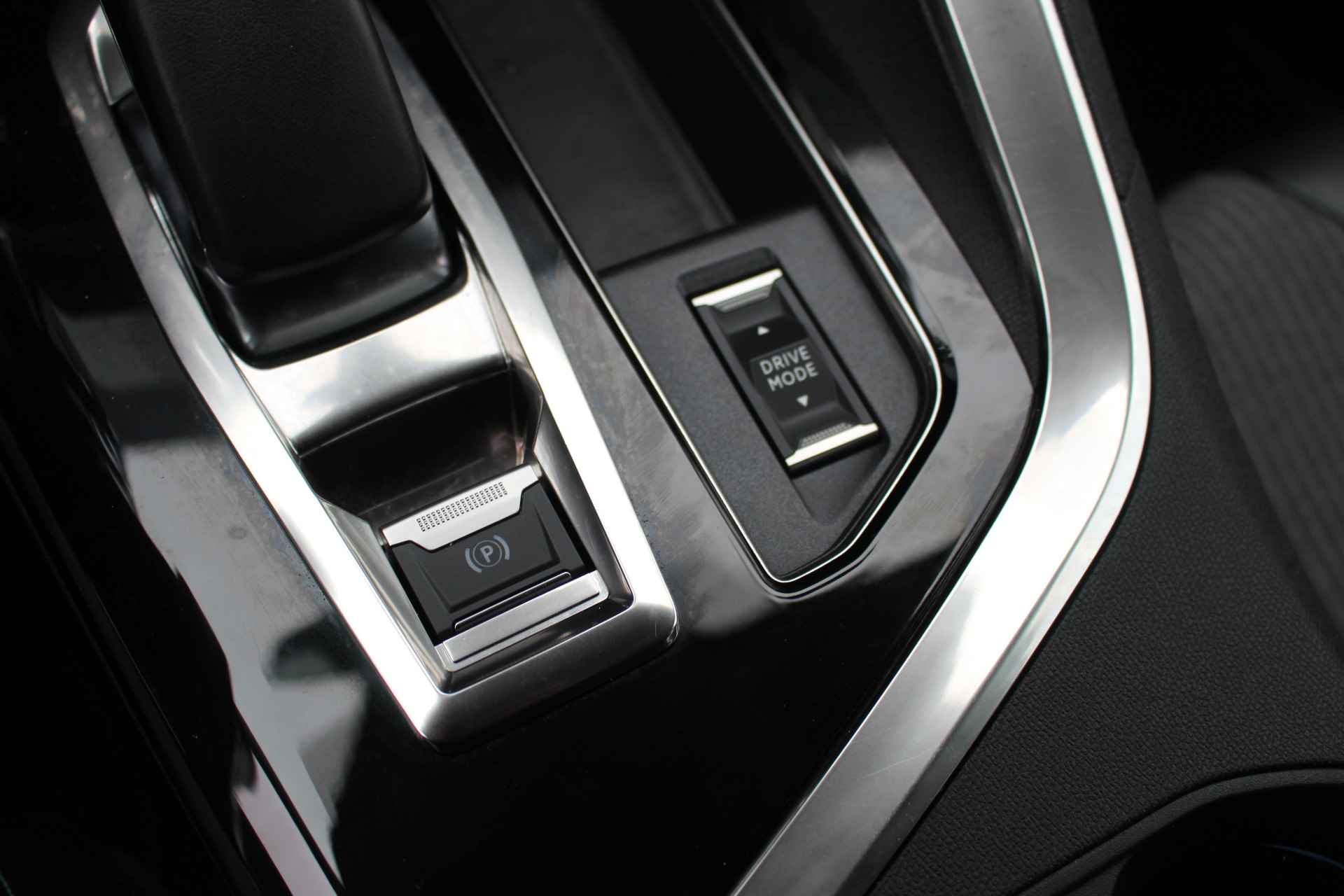 Peugeot 3008 1.6 HYbrid 225PK Allure | CAM | Keyless | LED | AppleCarPlay | Dode hoek det. | Navi | Climate & Cruise C. | - 37/41