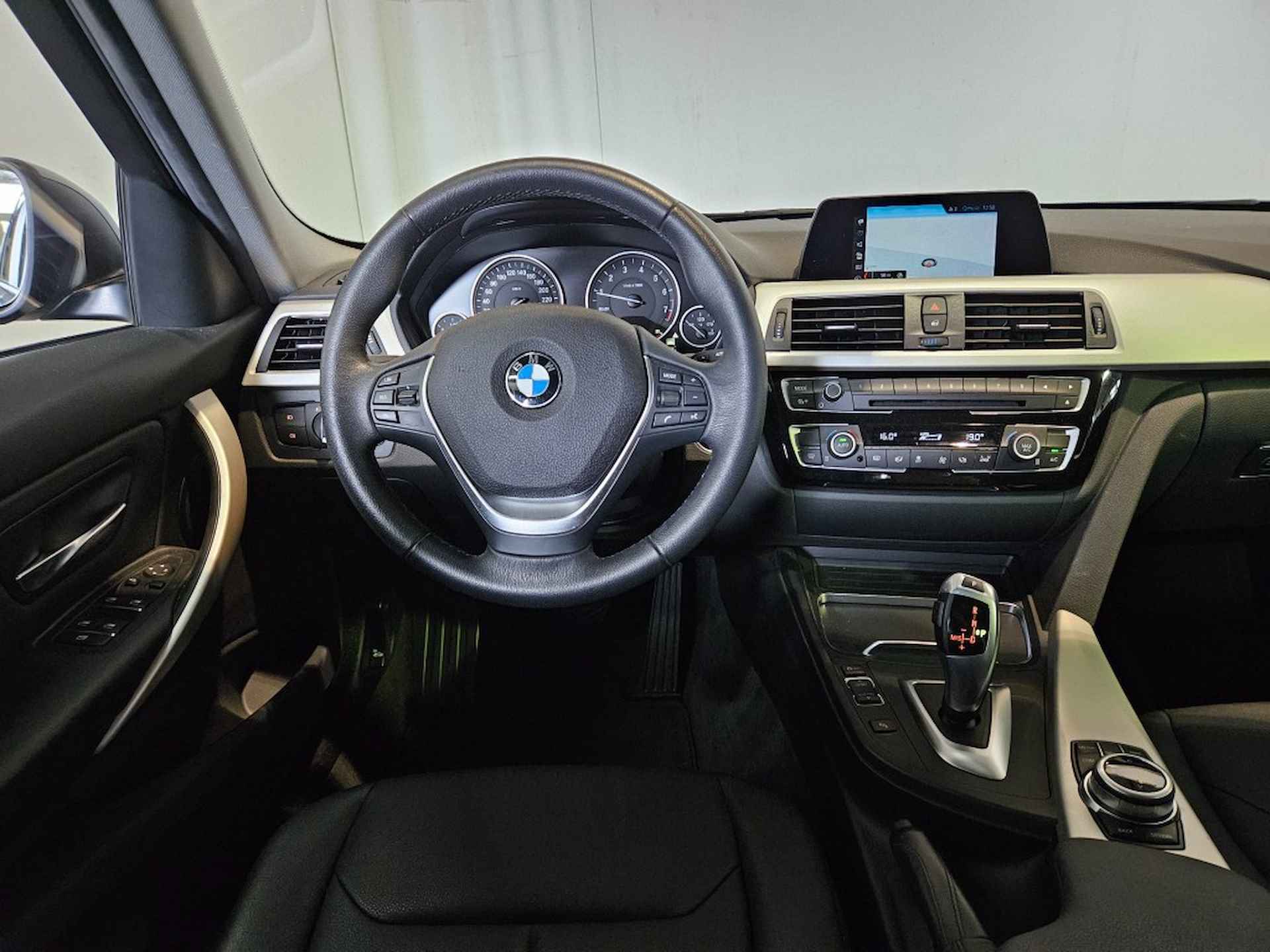 BMW 3-serie Touring 318i Executive / Navi / Full LED / NL Auto - 16/44