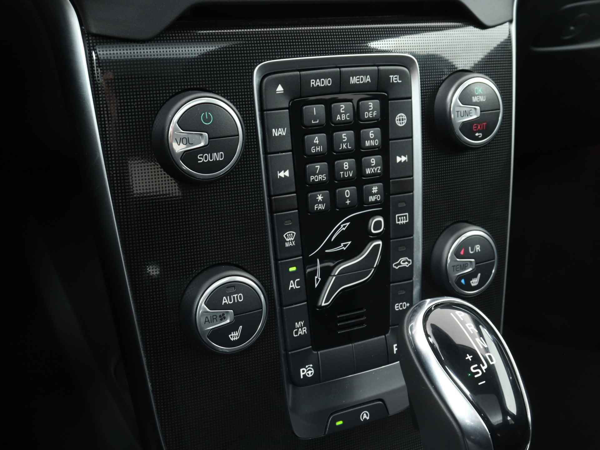 Volvo V40 1.5 T3 Polar+ Luxury Automaat | Full Map Navigatiesysteem | Trekhaak | - 12/47