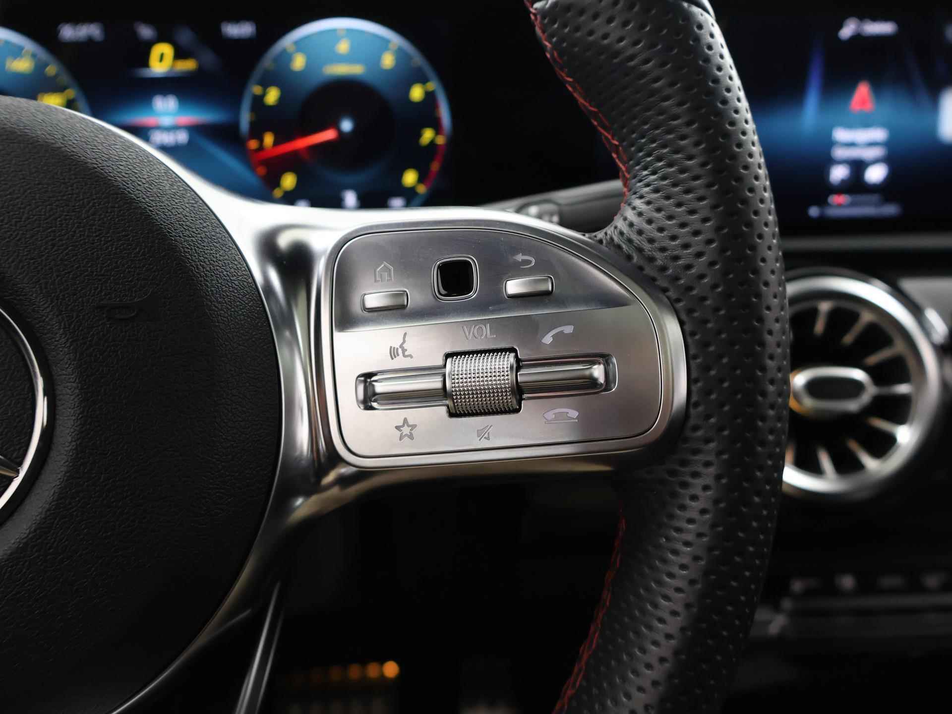 Mercedes-Benz A-klasse 180 Business Solution AMG | Panoramadak | Nightpakket | achteruitrijcamera | Keyless Go | Multibeam Led - 32/43