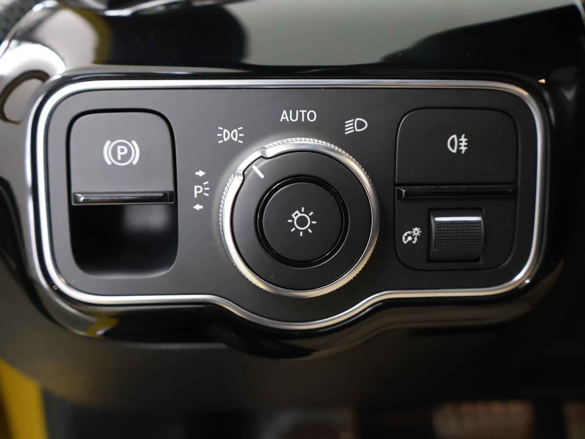 Mercedes-Benz A-klasse 180 Business Solution AMG | Panoramadak | Nightpakket | achteruitrijcamera | Keyless Go | Multibeam Led - 36/43