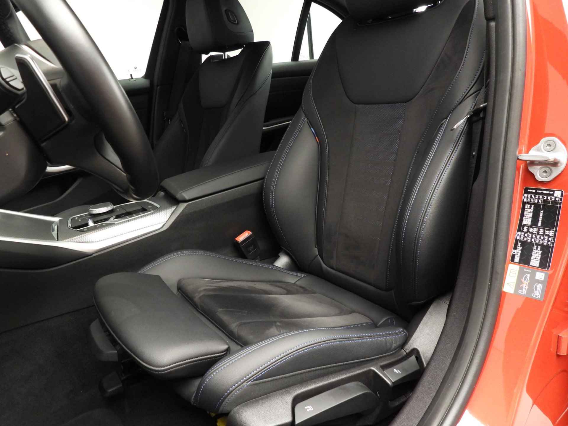 BMW 3 Serie Sedan 320e M-Sportpakket | LED | Navigatie | Trekhaak | Sportstoelen | Stoelverwarming | DAB | Alu 18 inch - 8/47