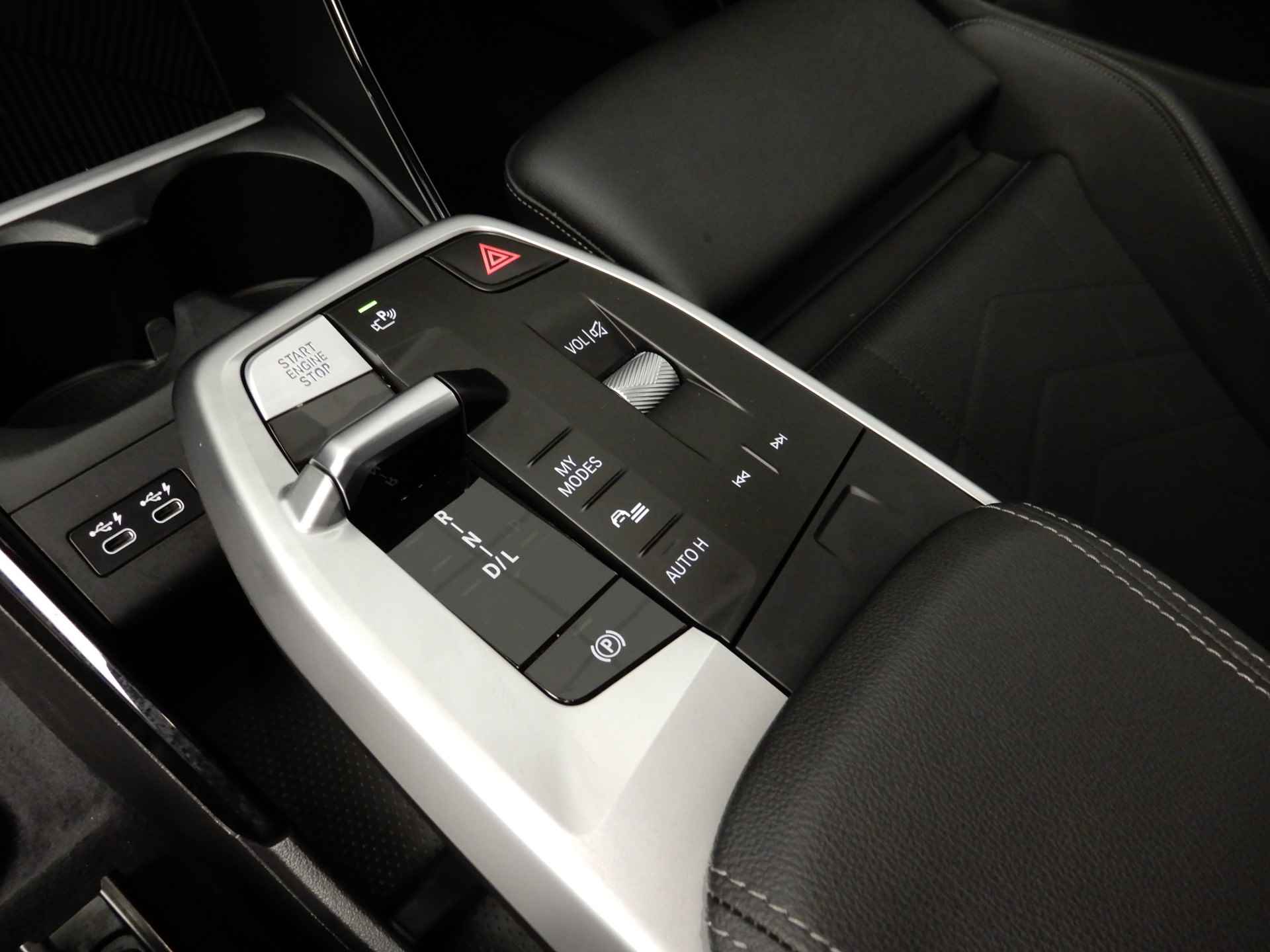 BMW 2 Serie Active Tourer 218i LED / Navigatie / Sportstoelen / Chrome line / DAB / Alu 17 inch - 16/33