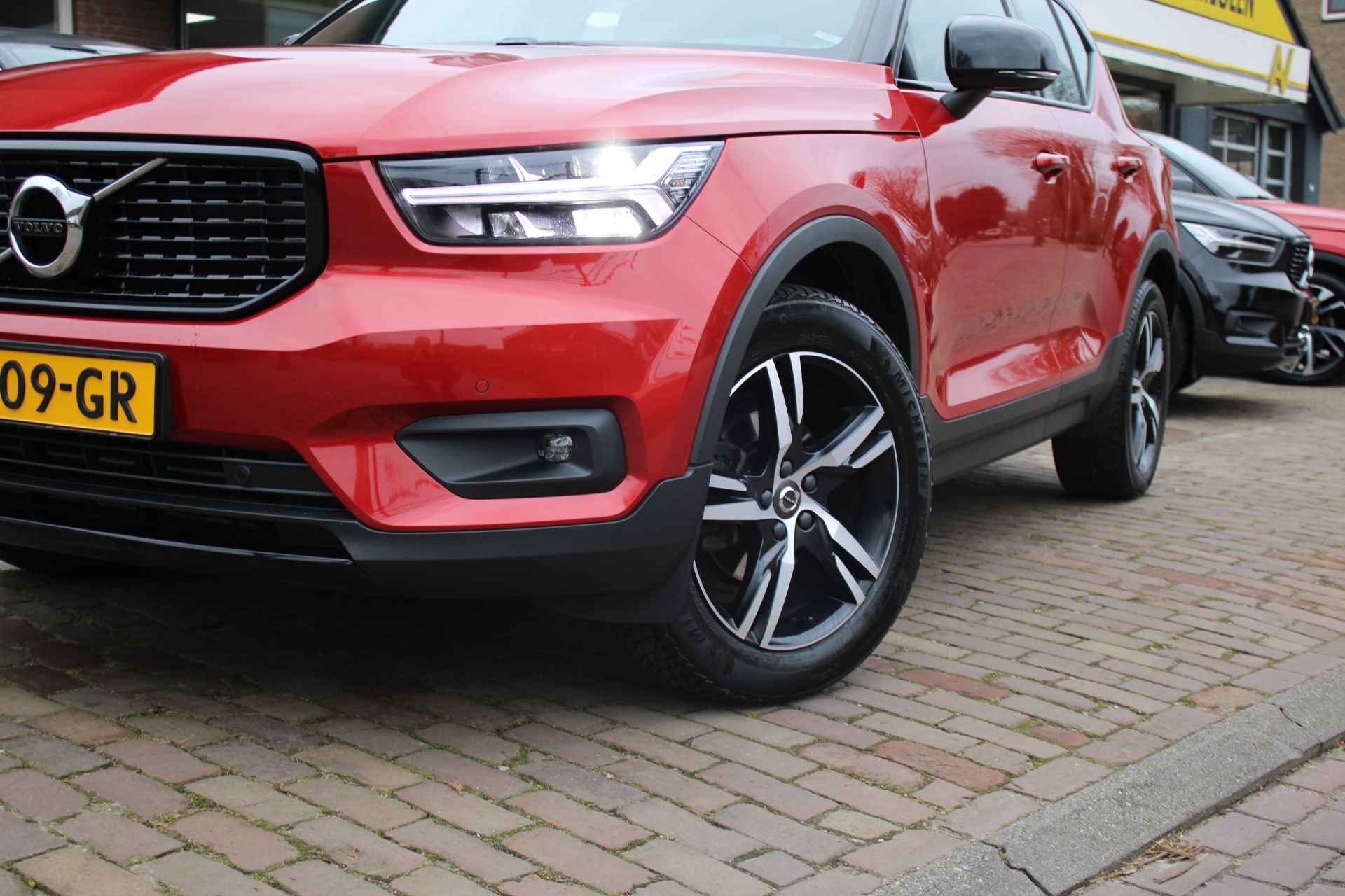 Volvo Xc40 T3 163PK Geartronic R-Design + 18"/ Navi/ Clima/ Full-LED/ Camera/ Trekhaak/ NL auto - 2/45