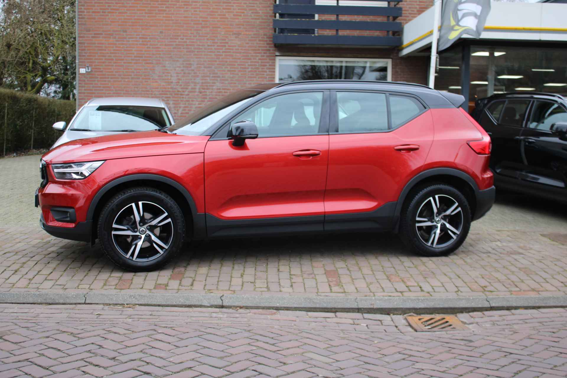 Volvo Xc40 T3 163PK Geartronic R-Design + 18"/ Navi/ Clima/ Full-LED/ Camera/ Trekhaak/ NL auto - 4/45