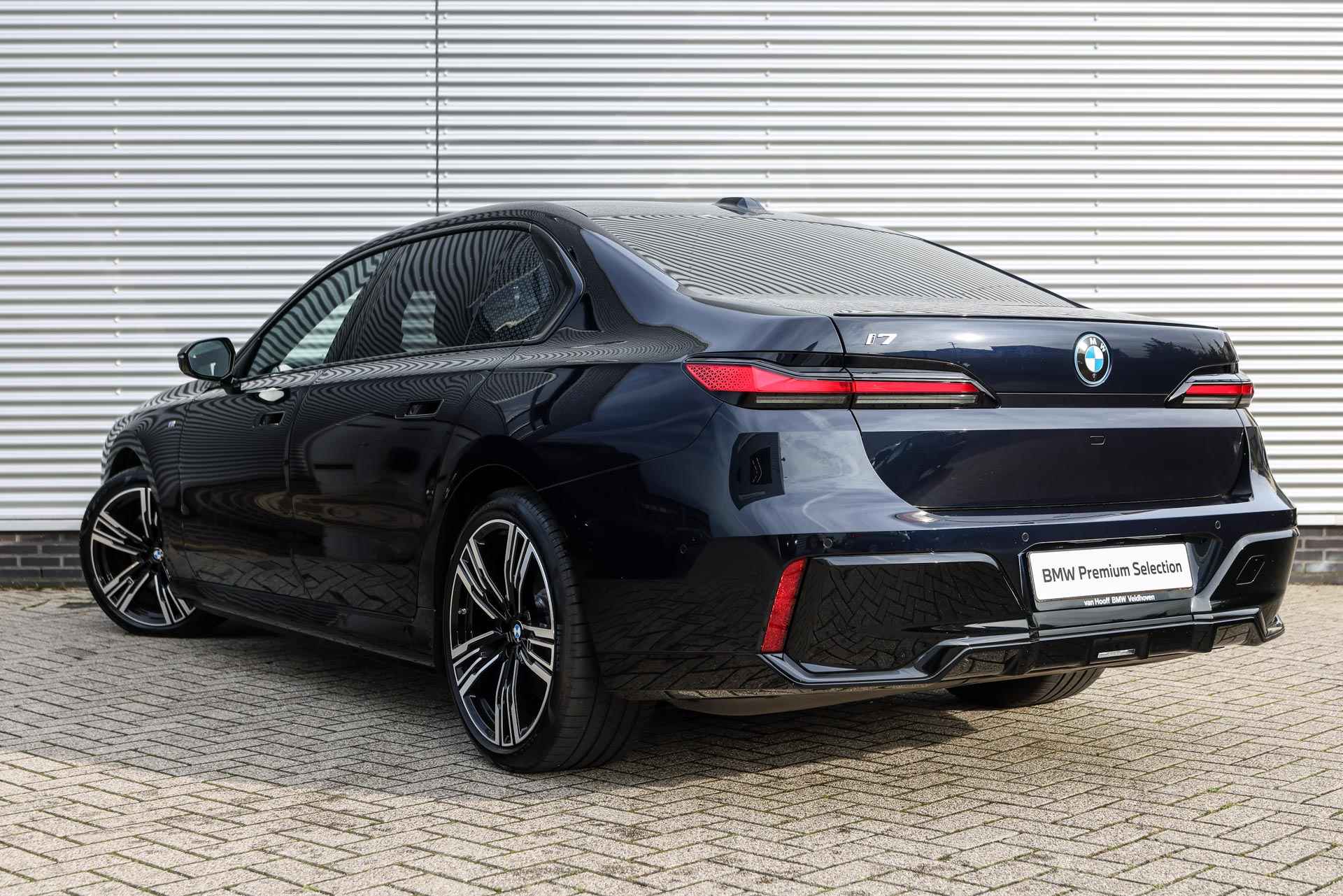 BMW i7 xDrive60 High Executive M Sport / Panoramadak Sky Lounge / Head-Up /  Massagefunctie  voor + achter / Bowers & Wilkins / Active Steering / Parking Assistant Professional / Stoelventilatie - 3/45