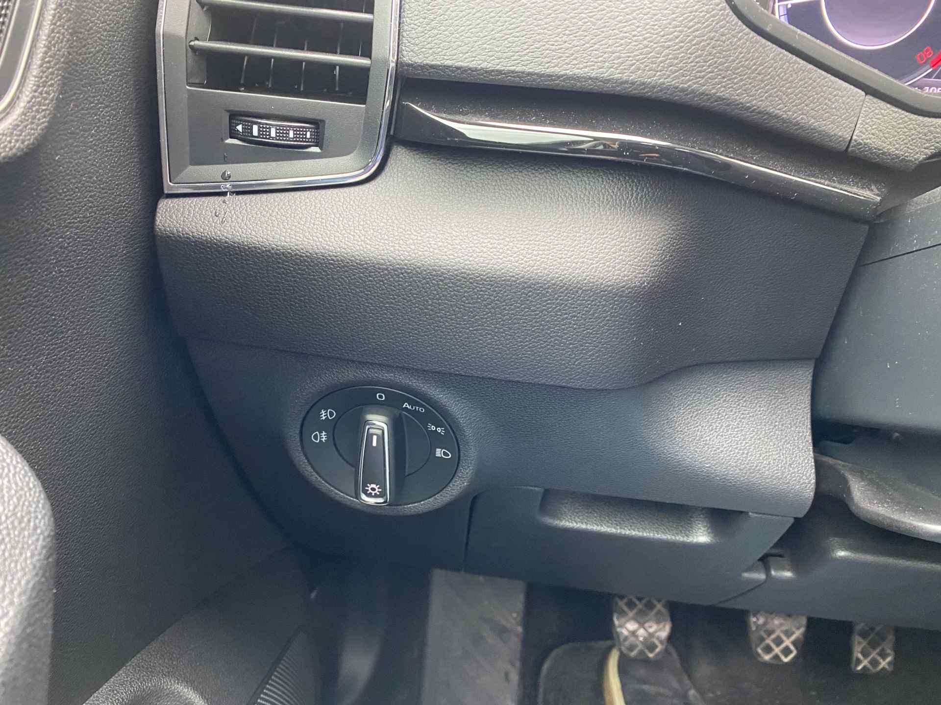 Škoda Karoq 1.0 TSI Style / PARK. SENSOREN/ PANO/ CRUISE/ KEYLESS/ STOEL VERWARM./ VIRTUAL COCKPIT/ APP CONNECT/ NAVI/ CLIMA/ DAB/ - 10/24