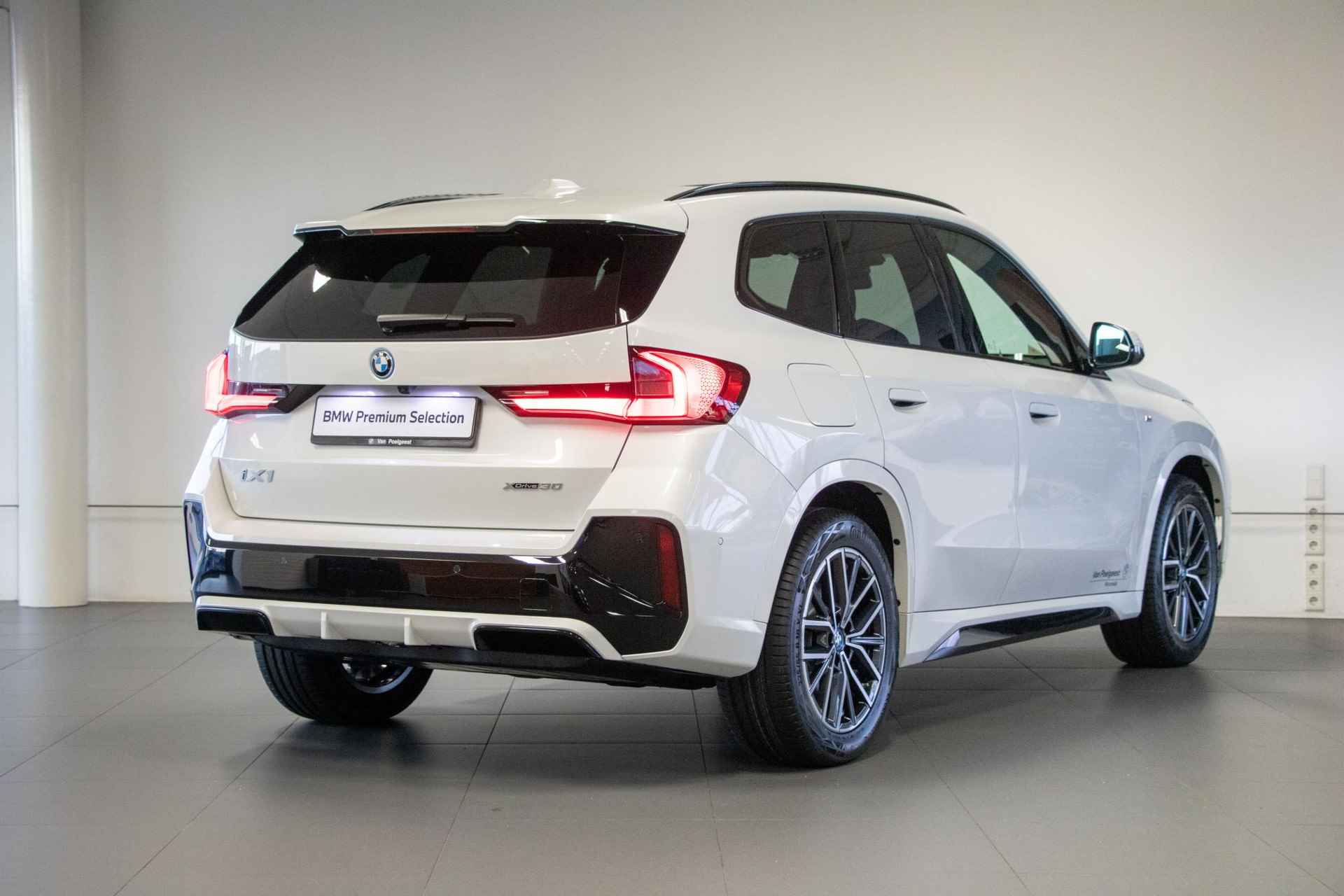 BMW iX1 xDrive30 Launch Edition 67 kWh | M Sport | Panoramadak - 3/29