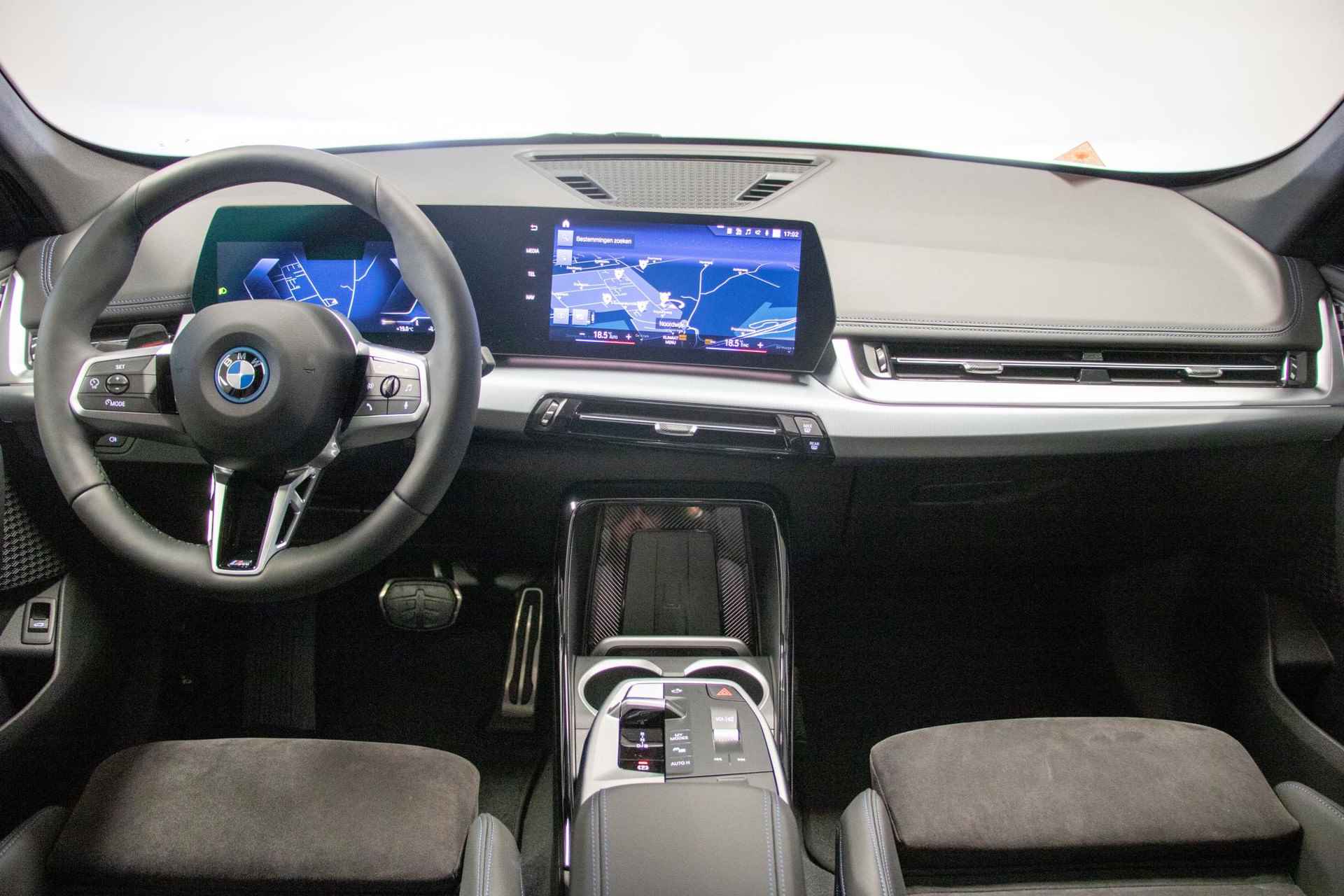 BMW iX1 xDrive30 Launch Edition 67 kWh | M Sport | Panoramadak - 4/29
