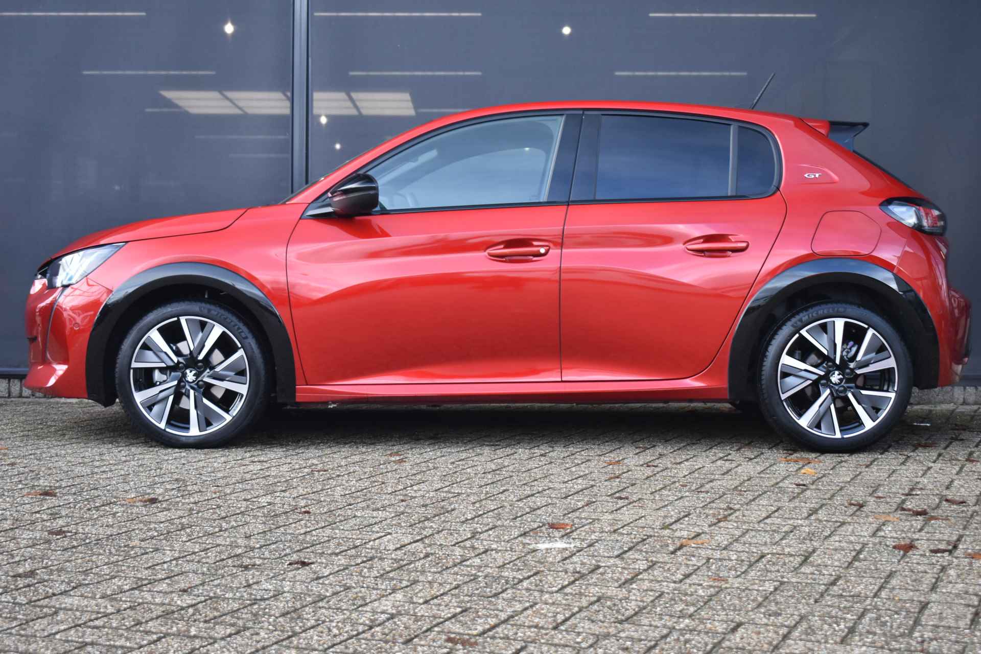 Peugeot 208 1.2 PureTech GT 100pk Automaat | Navigatie | Achteruitrijcamera | Sportstoelen | Sfeerverlichting | Lane-Assist | Climate Contro - 4/56