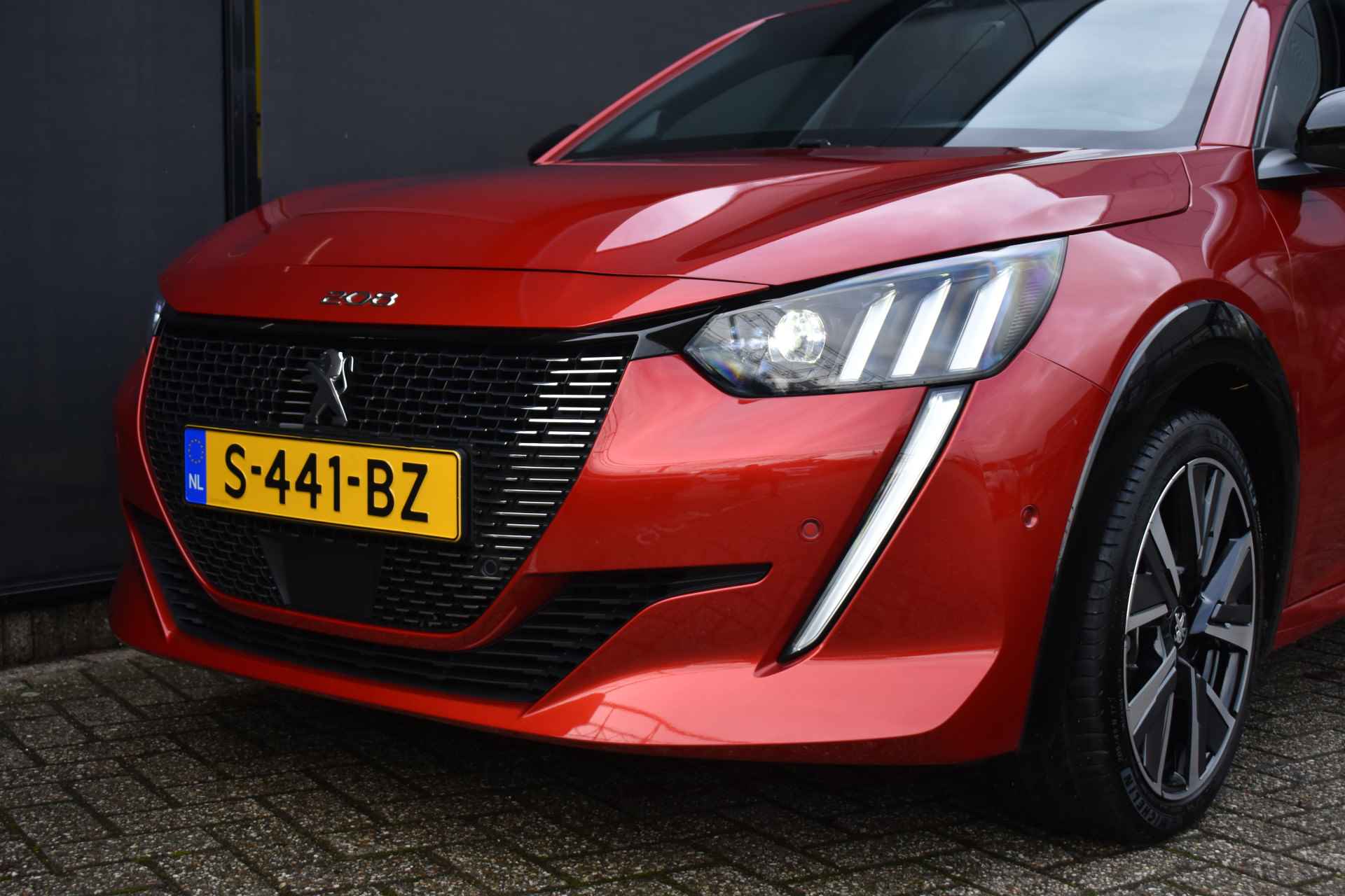 Peugeot 208 1.2 PureTech GT 100pk Automaat | Navigatie | Achteruitrijcamera | Sportstoelen | Sfeerverlichting | Lane-Assist | Climate Contro - 39/56