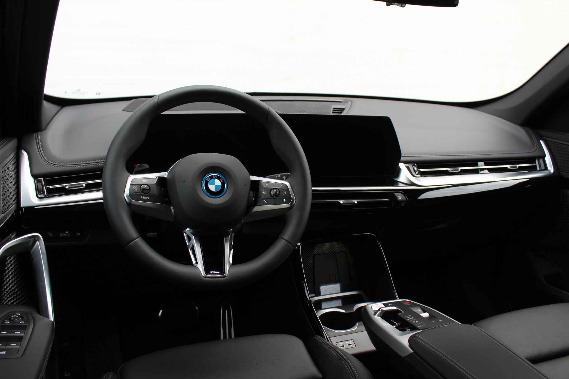 BMW iX1 xDrive30 66 kWh M Sport Automaat / Panoramadak / Sportstoelen / Stoelverwarming / Adaptieve LED / Head-Up / Parking Assistant / Widescreen Display - 5/30