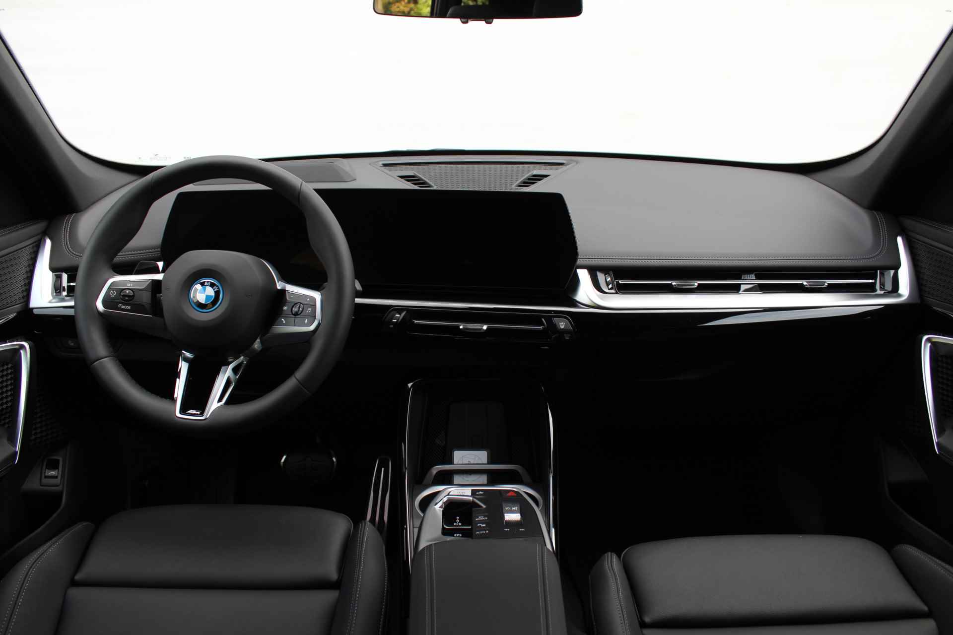 BMW iX1 xDrive30 66 kWh M Sport Automaat / Panoramadak / Sportstoelen / Stoelverwarming / Adaptieve LED / Head-Up / Parking Assistant / Widescreen Display - 6/30