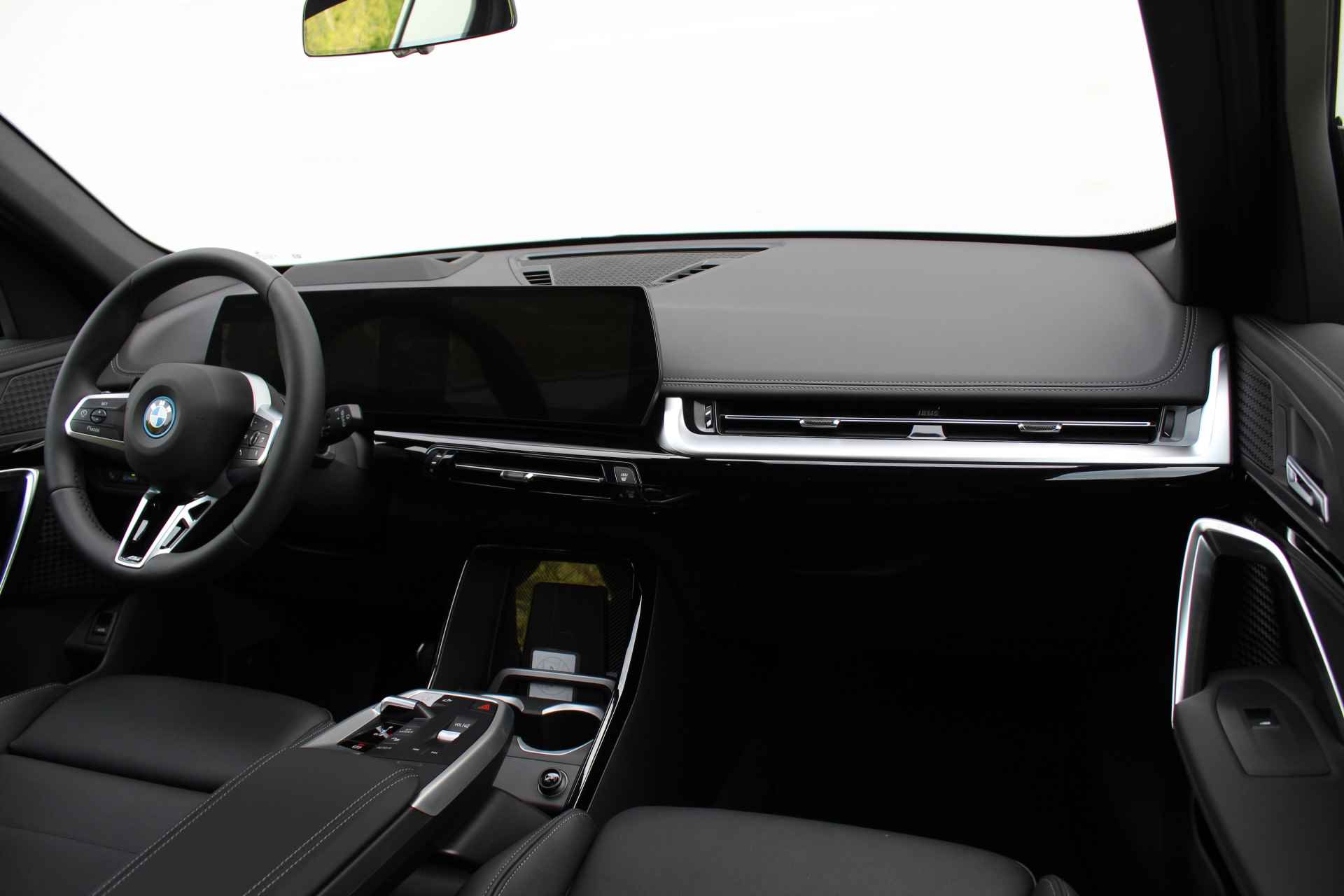 BMW iX1 xDrive30 66 kWh M Sport Automaat / Panoramadak / Sportstoelen / Stoelverwarming / Adaptieve LED / Head-Up / Parking Assistant / Widescreen Display - 7/30