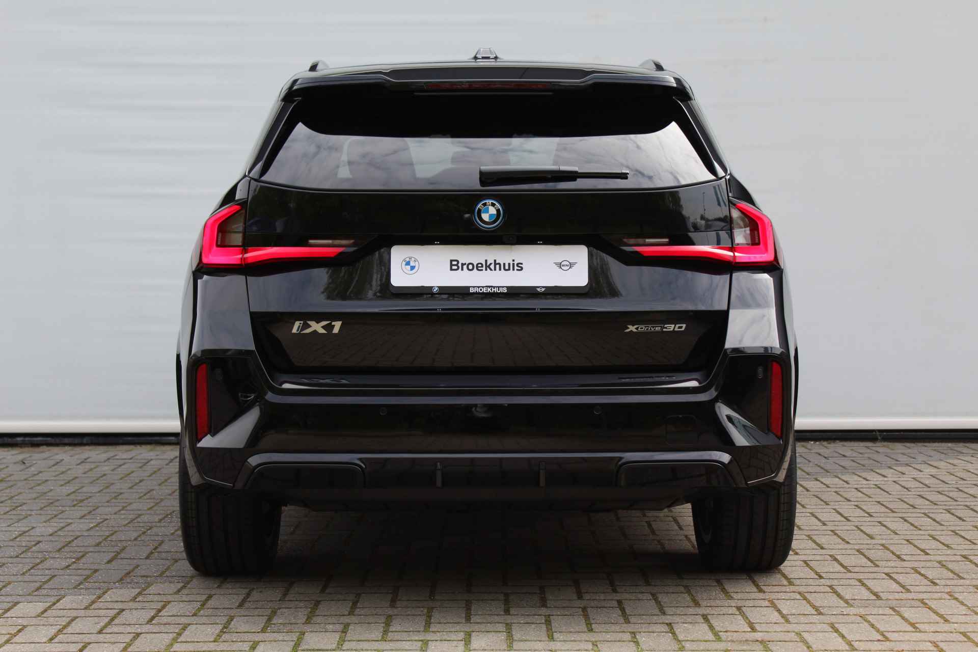BMW iX1 xDrive30 66 kWh M Sport Automaat / Panoramadak / Sportstoelen / Stoelverwarming / Adaptieve LED / Head-Up / Parking Assistant / Widescreen Display - 9/30