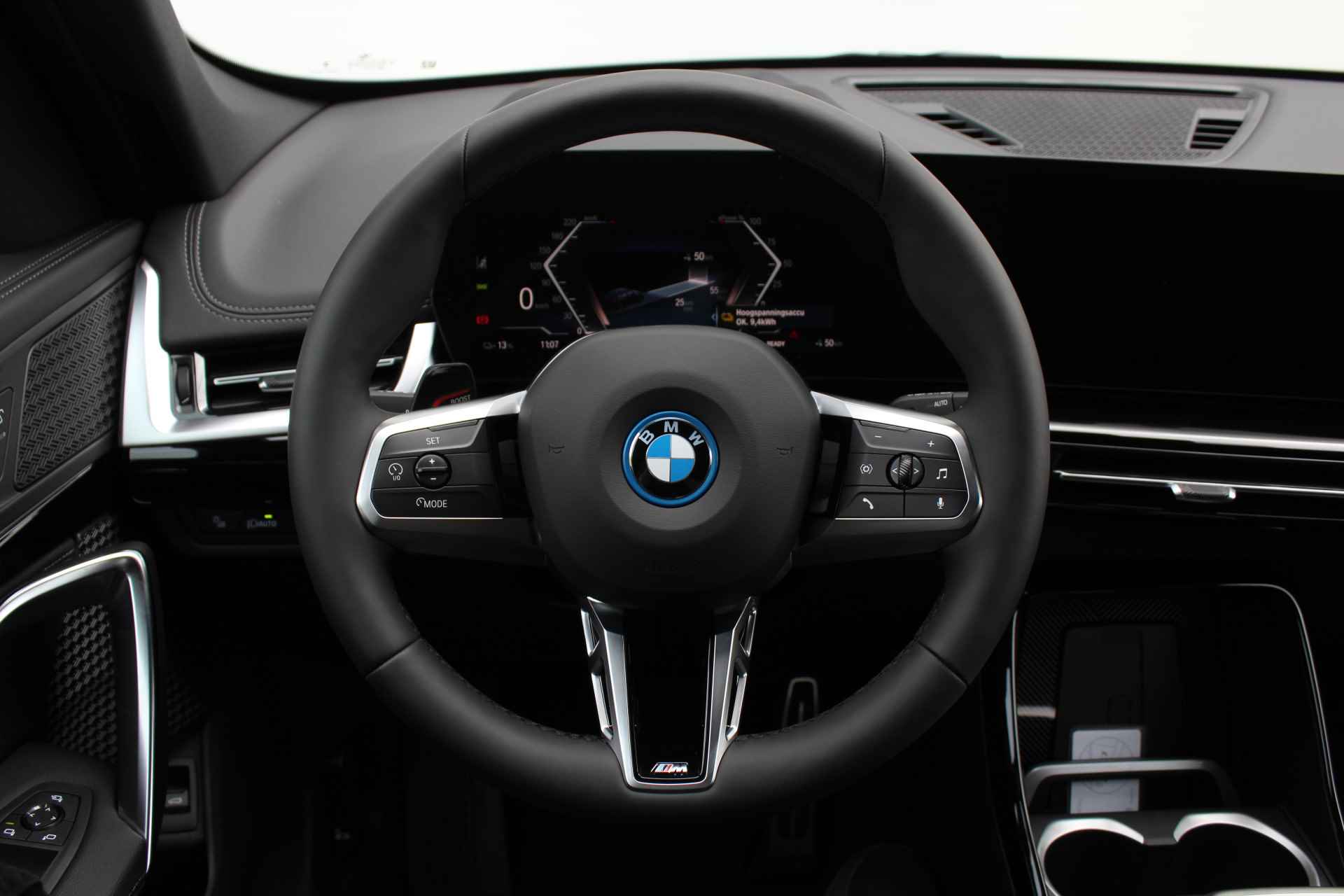 BMW iX1 xDrive30 66 kWh M Sport Automaat / Panoramadak / Sportstoelen / Stoelverwarming / Adaptieve LED / Head-Up / Parking Assistant / Widescreen Display - 10/30