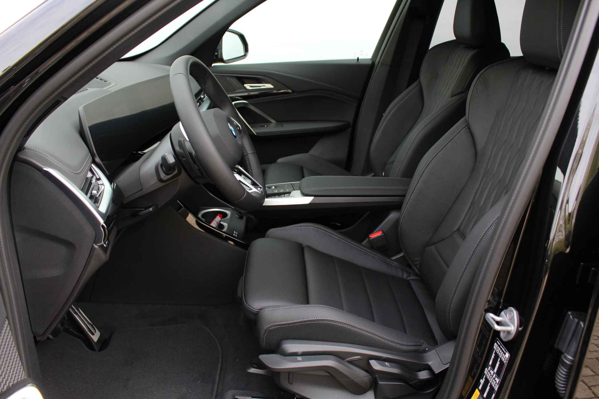 BMW iX1 xDrive30 66 kWh M Sport Automaat / Panoramadak / Sportstoelen / Stoelverwarming / Adaptieve LED / Head-Up / Parking Assistant / Widescreen Display - 11/30