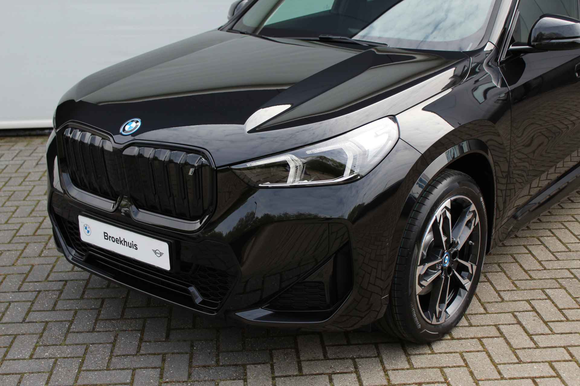 BMW iX1 xDrive30 66 kWh M Sport Automaat / Panoramadak / Sportstoelen / Stoelverwarming / Adaptieve LED / Head-Up / Parking Assistant / Widescreen Display - 12/30